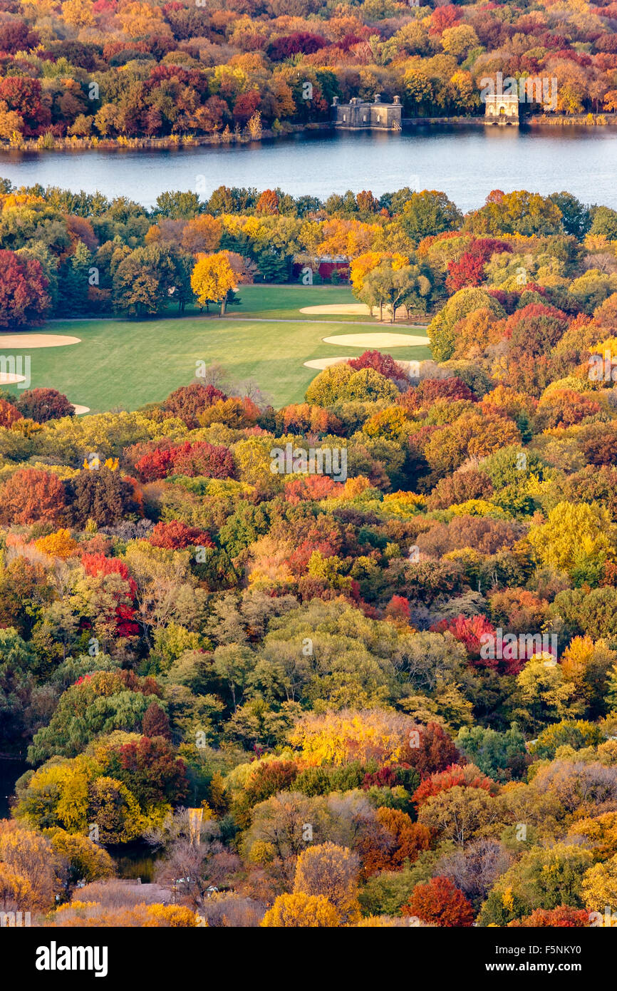 Brillantes couleurs d'automne dans la région de Central Park. Vue aérienne de l'automne de la grande pelouse et Jacqueline Kennedy Onassis Reservoir. New York. Banque D'Images