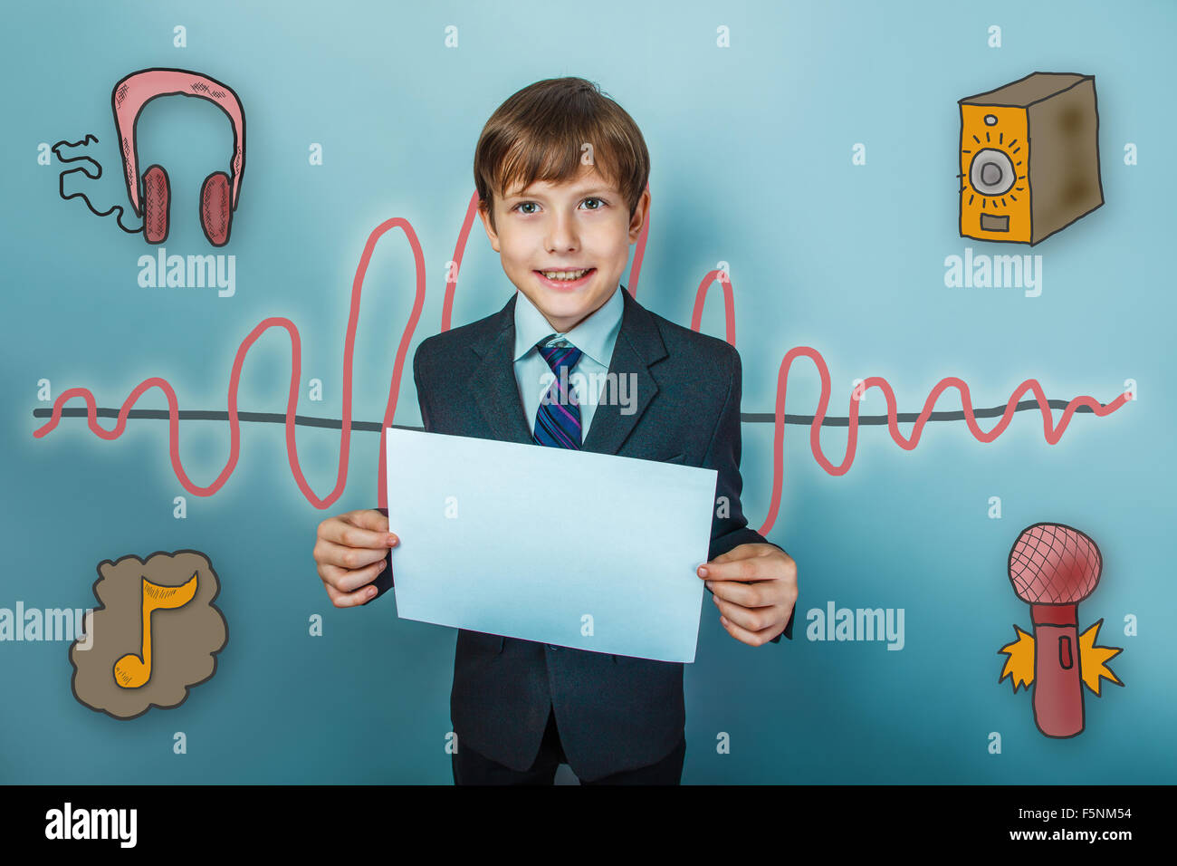 Businessman smiling teenaged boy et tenant une feuille de pa Banque D'Images