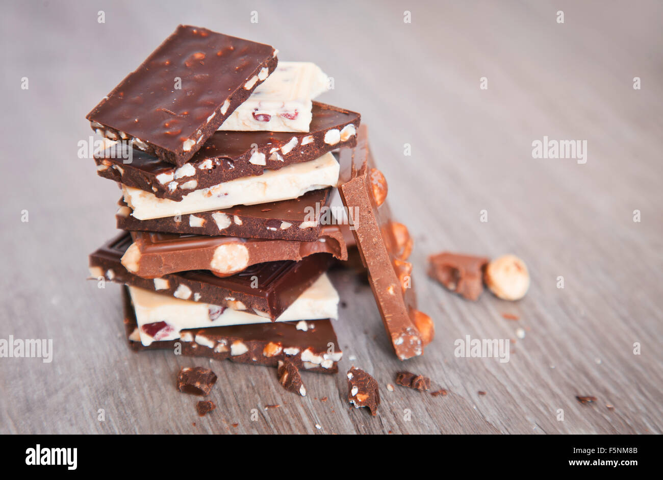 Morceaux de chocolat sur la table en bois Banque D'Images