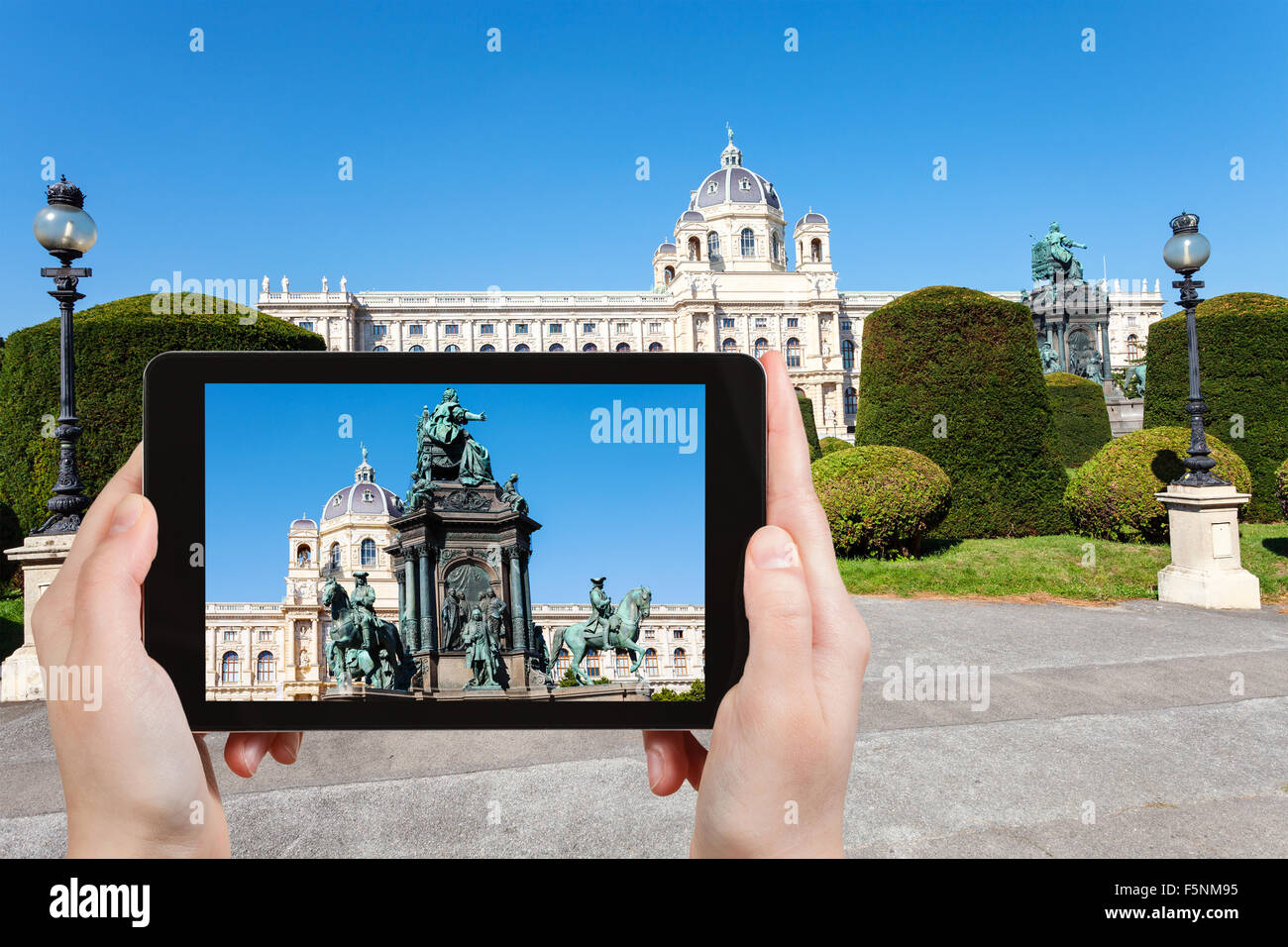 Travel Concept - instantané de l'Impératrice Marie-Thérèse monument sur Maria Theresien platz à Vienne sur tablet pc Banque D'Images