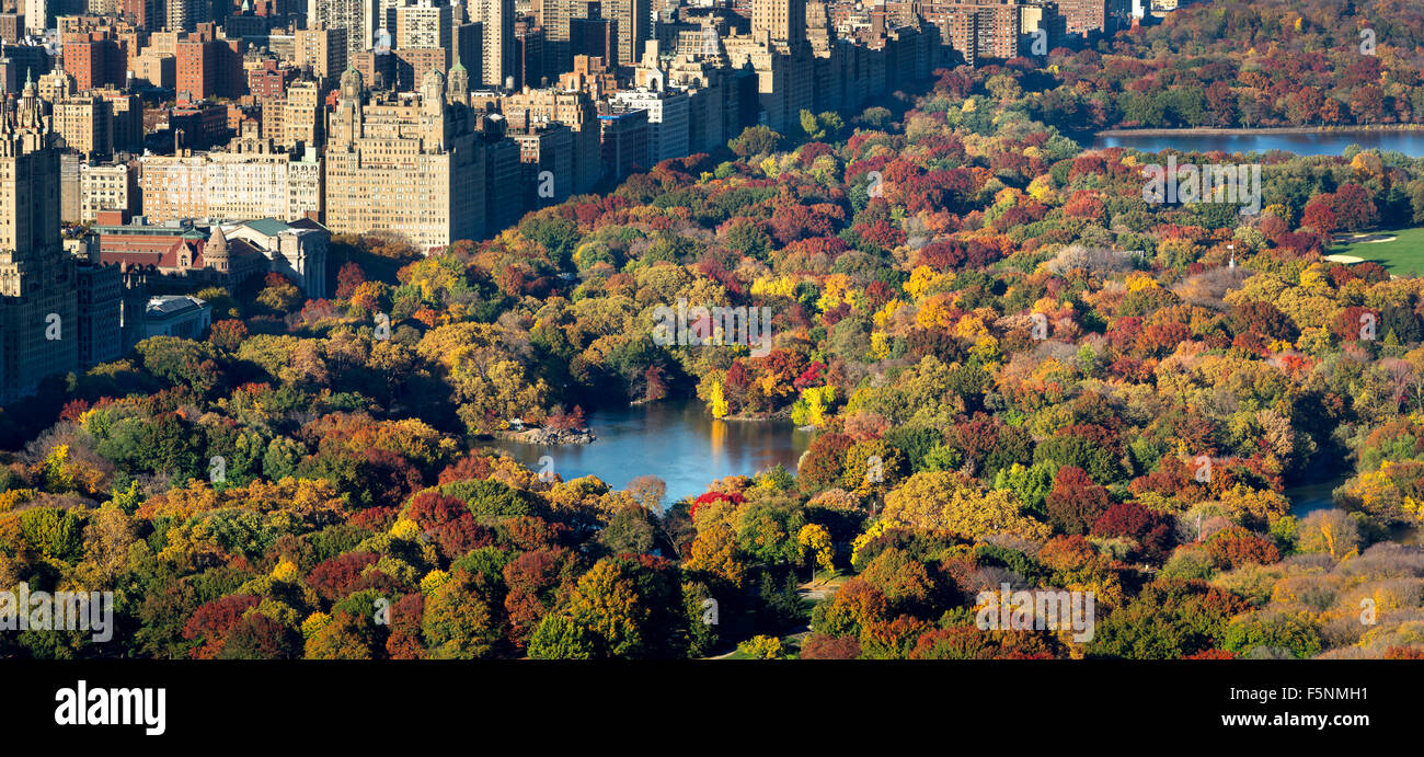 Vue aérienne de Central Park, le lac et de l'Upper West Side avec feuillage automne coloré. L'automne à Manhattan, New York City Banque D'Images