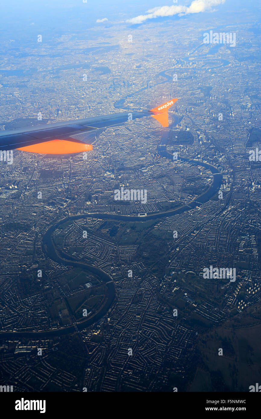 Vue depuis la fenêtre de l'avion d'Easyjet et logo wingtip survolant la ville de Londres, Angleterre, RU Banque D'Images