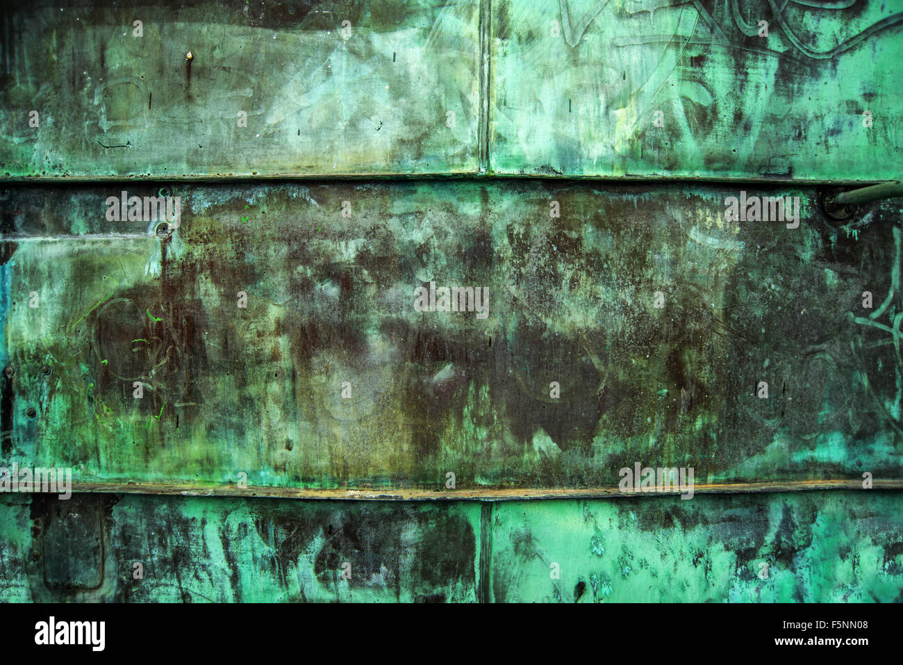 Plaque de métal cuivre vert oxydé comme texture de fond rustique industriel Banque D'Images