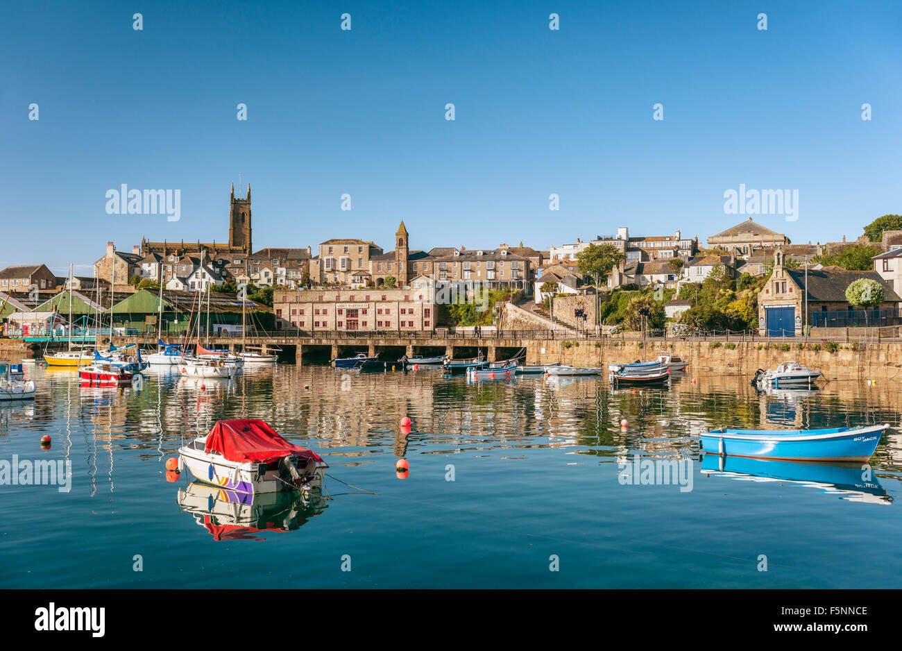 Vue sur le port de Penzance à Cornwall, Angleterre, Royaume-Uni Banque D'Images