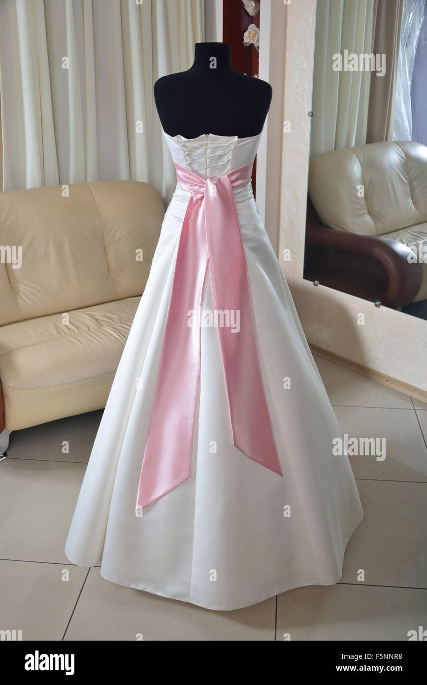 Robe de mariage ivoire avec noeud rose et corset (choix de robe pour la  mariée dans le magasin Photo Stock - Alamy