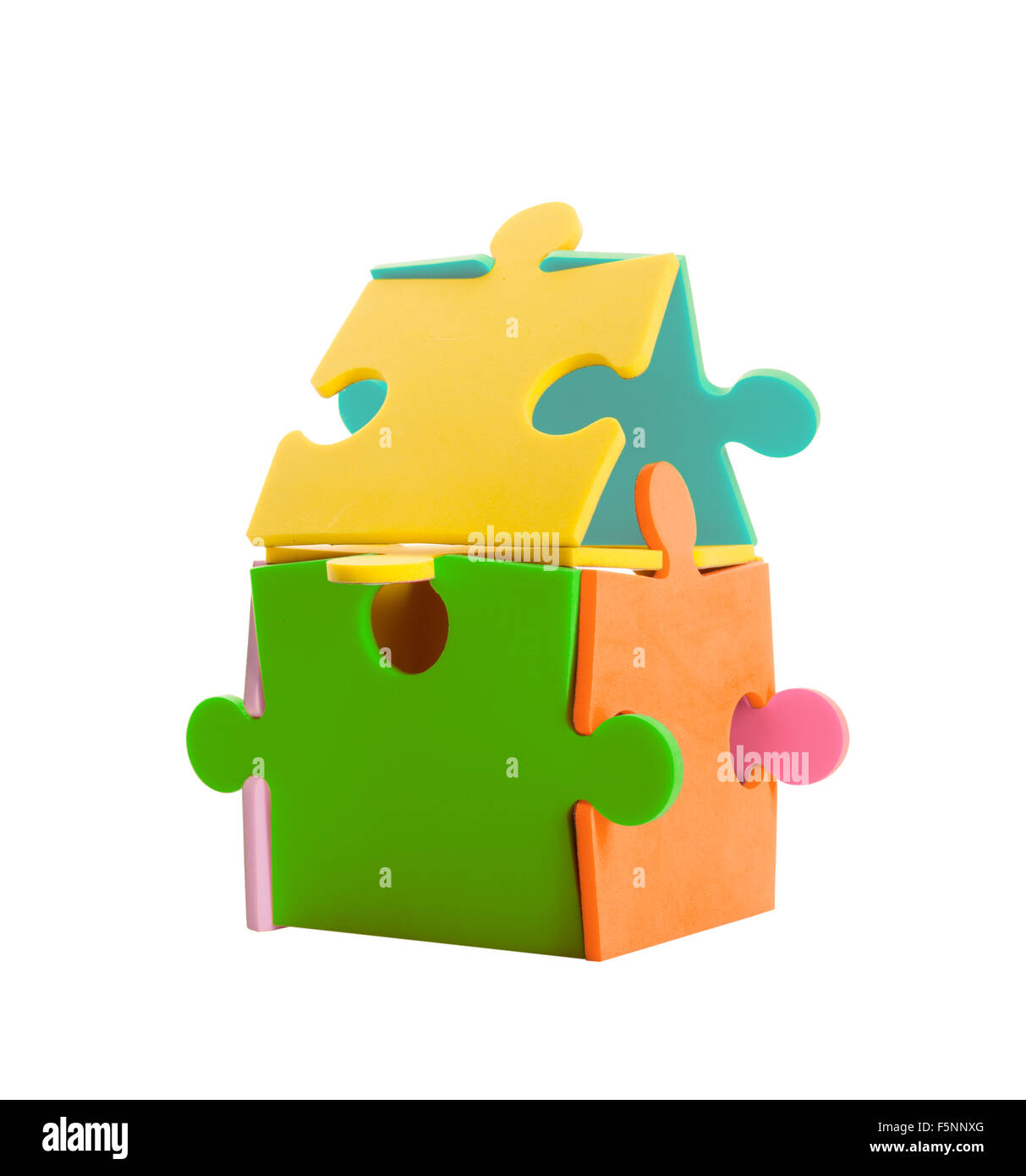 Jigsaw Puzzle pieces faire une maison colorée. Isolated on white Banque D'Images