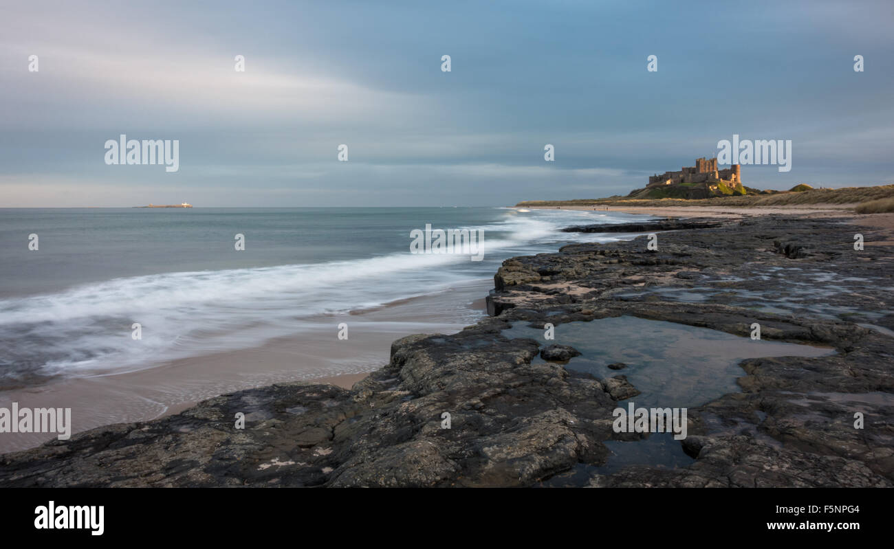 Château de Bamburgh attraper les derniers rayons du soleil avant qu'il ne plonge pas. Banque D'Images