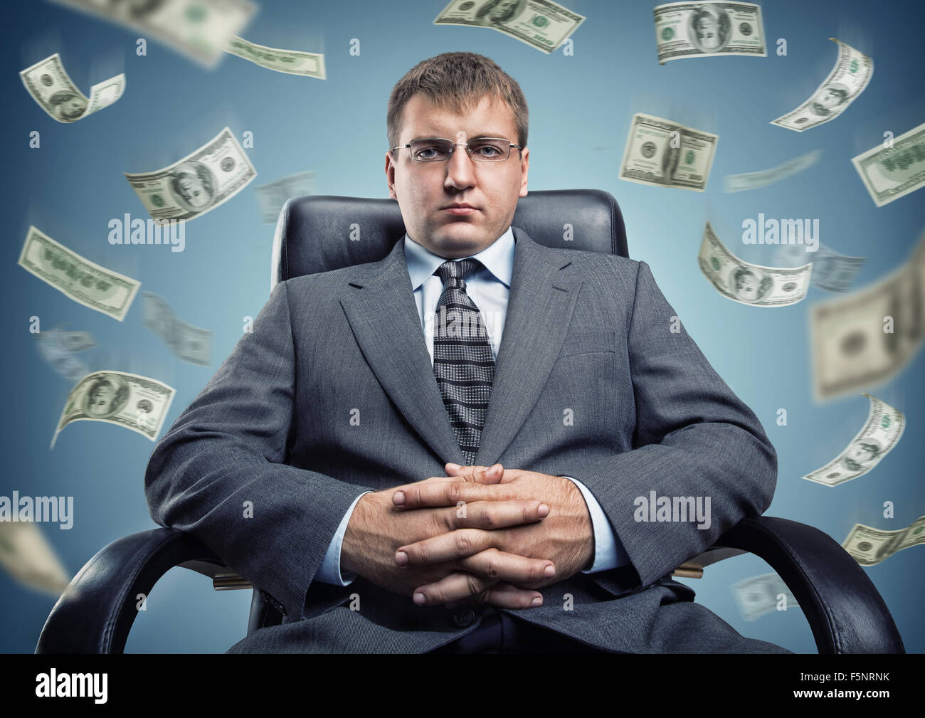 Jeune homme dans une chaise avec le vol de l'argent Banque D'Images