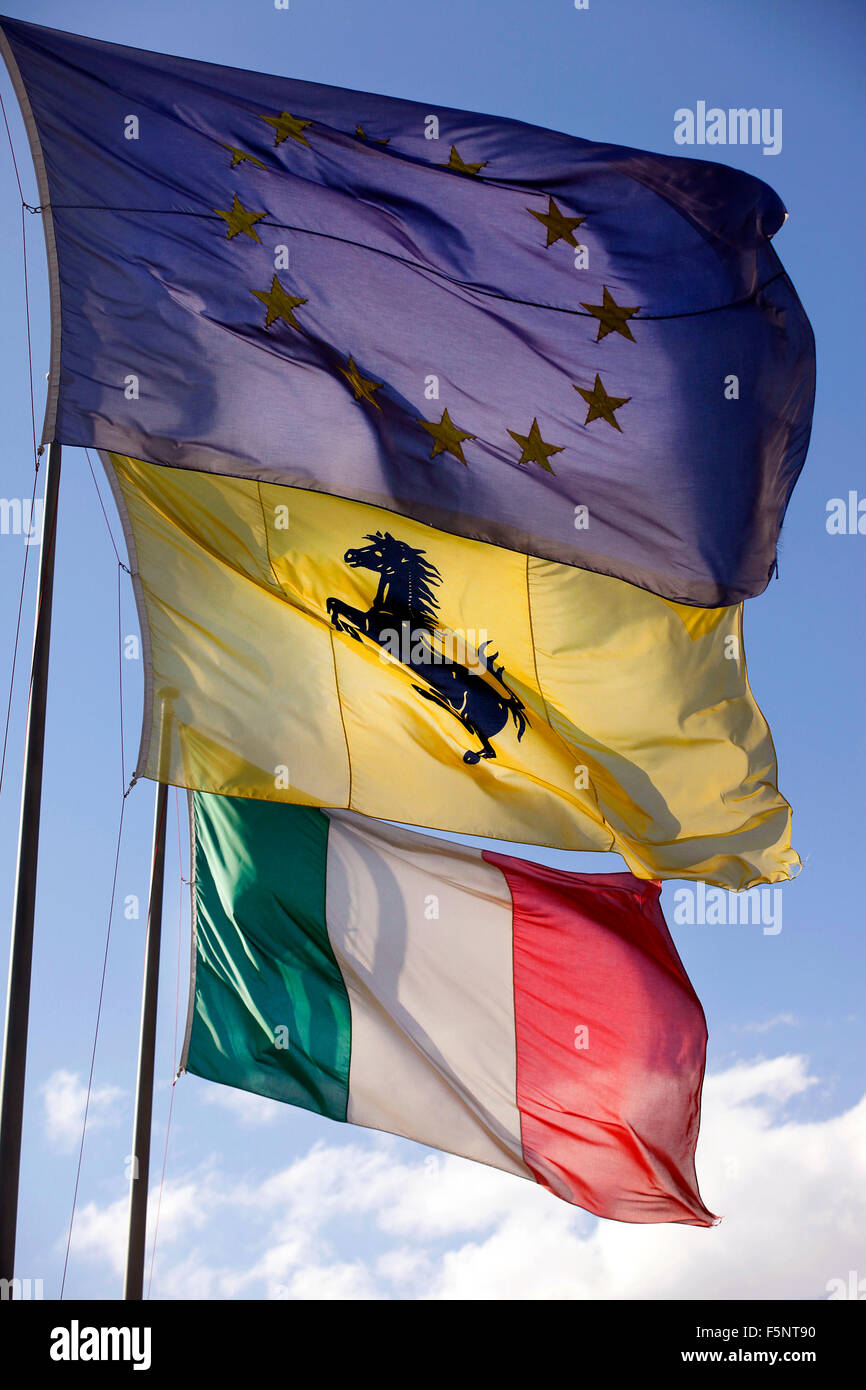 L'italien, européen et Ferrari, je vois des drapeaux au-dessus de l'entrée de l'usine Ferrari sur via Enzo Ferrari à Maranello, Italie. Banque D'Images