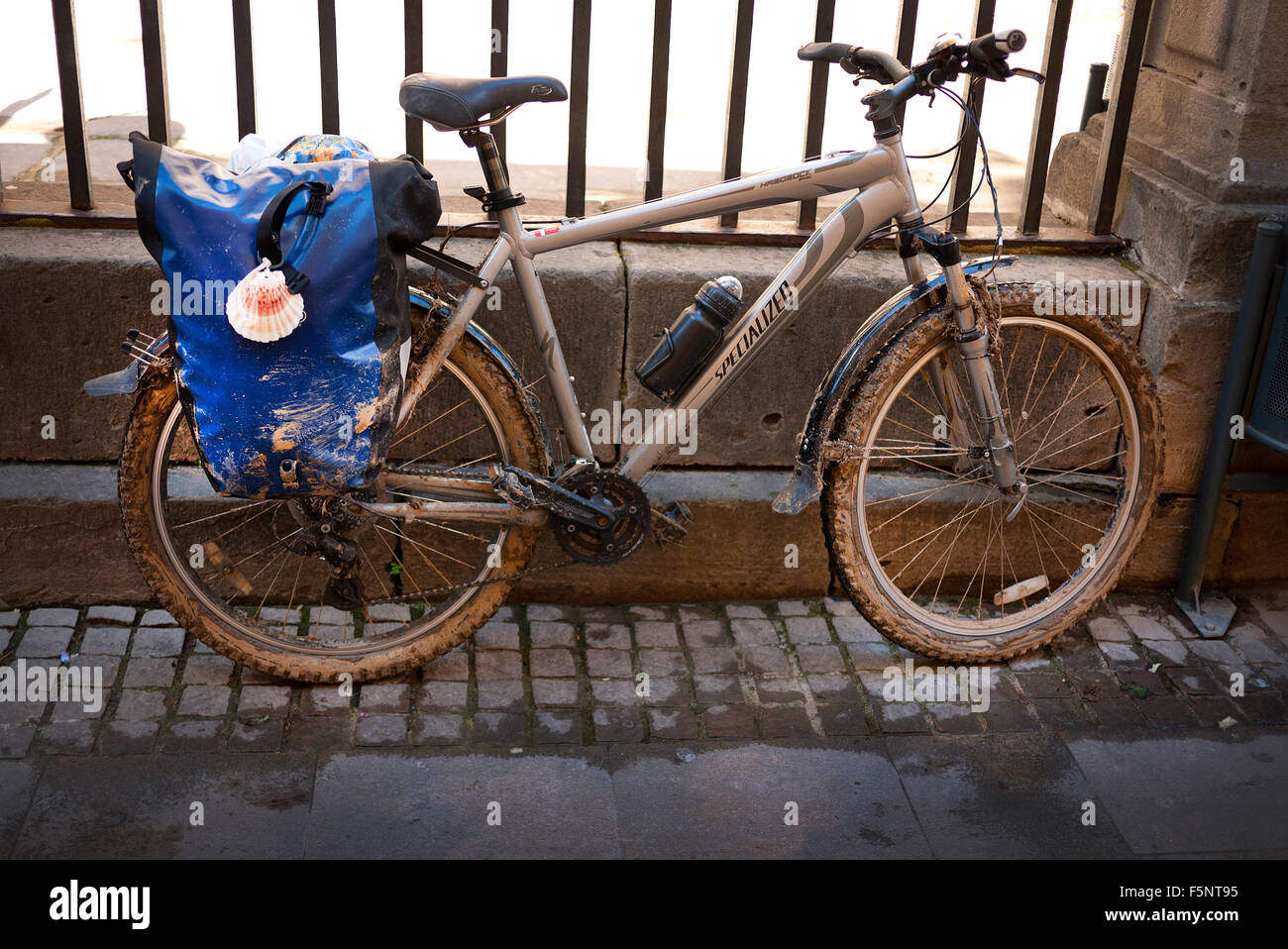 Un chemin boueux vtt, en route vers Saint Jacques de Compostelle en Espagne. Banque D'Images