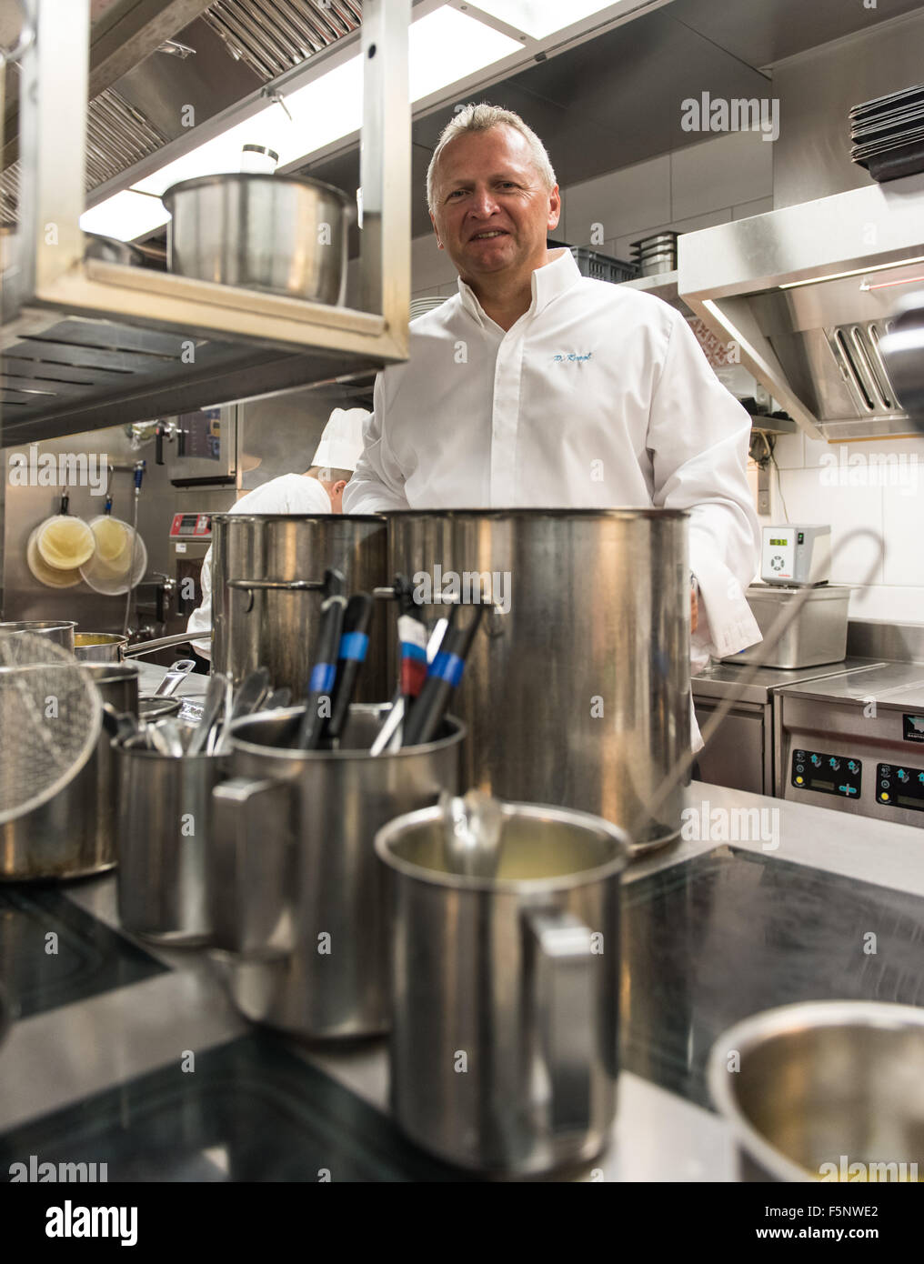 Bâle, Suisse. 06Th Nov, 2015. Peter Knogl Chef du restaurant Cheval Blanc à  l'hôtel Les Trois Rois pose dans la cuisine de son restaurant à Bâle, Suisse,  03 novembre 2015. Knogl a