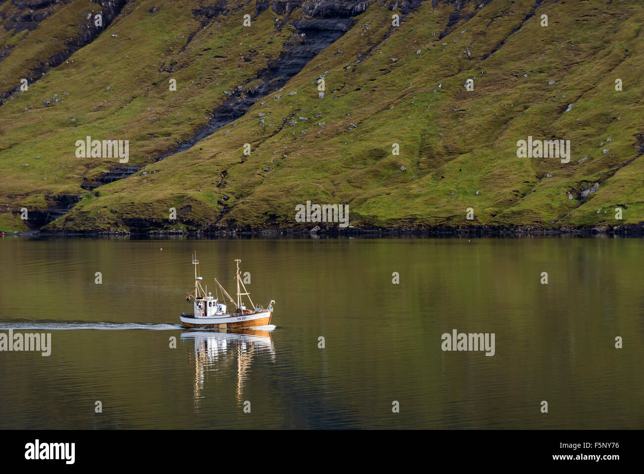 Bateau de pêche sur le fjord calme Banque D'Images