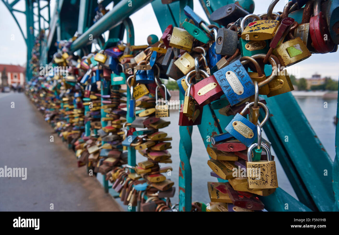 Cadenas à Pont Tumski, reliant l'île de Sable et de la vieille ville de Wroclaw avec l'île de la cathédrale ou Ostrow Tumski, Pologne Banque D'Images