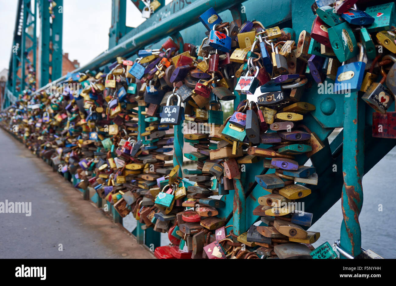 Cadenas à Pont Tumski, reliant l'île de Sable et de la vieille ville de Wroclaw avec l'île de la cathédrale ou Ostrow Tumski, Pologne Banque D'Images