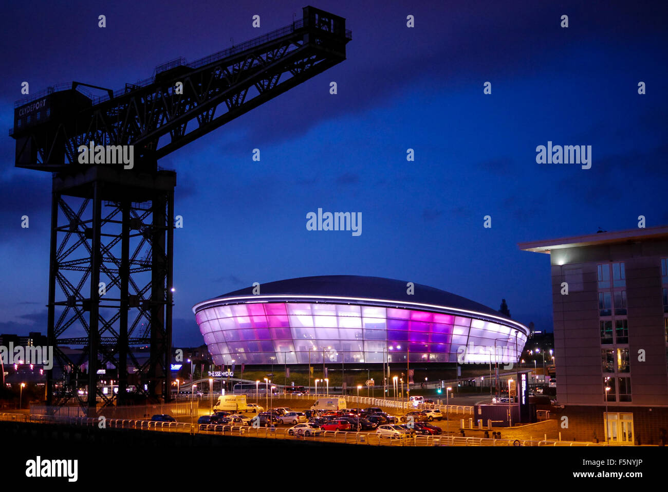 SSE Hydro en photo au crépuscule. Finnieston Crane est au premier plan Banque D'Images