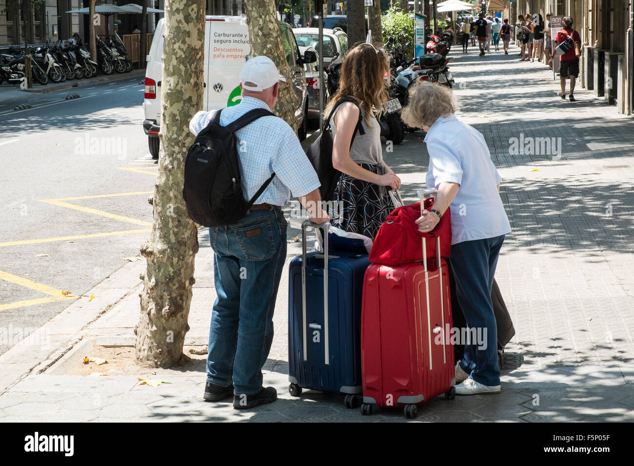 Les touristes avec de grandes valises bagages dans le centre de Barcelone, Catalogne, Espagne Banque D'Images