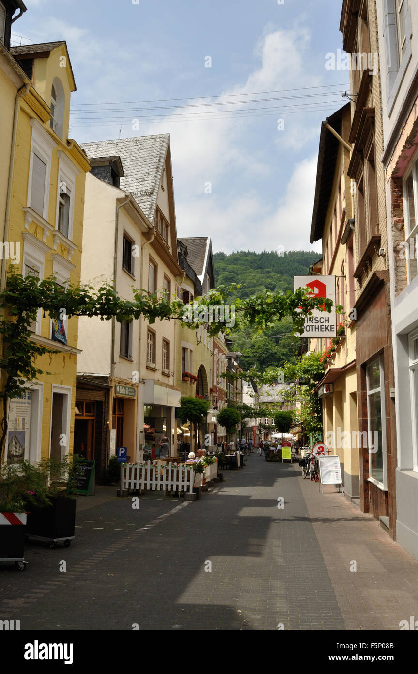 Une jolie rue À Trarbach, l'un des deux villages connus sous le nom de Traben-Trarbach, Allemagne. Banque D'Images