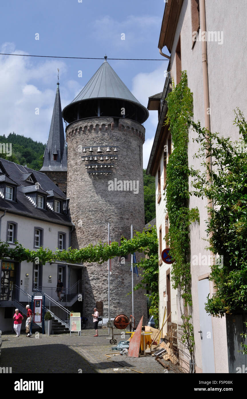 L'ancienne tour de la ville et, sur la gauche, la Chambre des icônes de Trarbach, l'Allemagne, l'un des deux villages connus sous le nom de Traben-Trarbach Banque D'Images