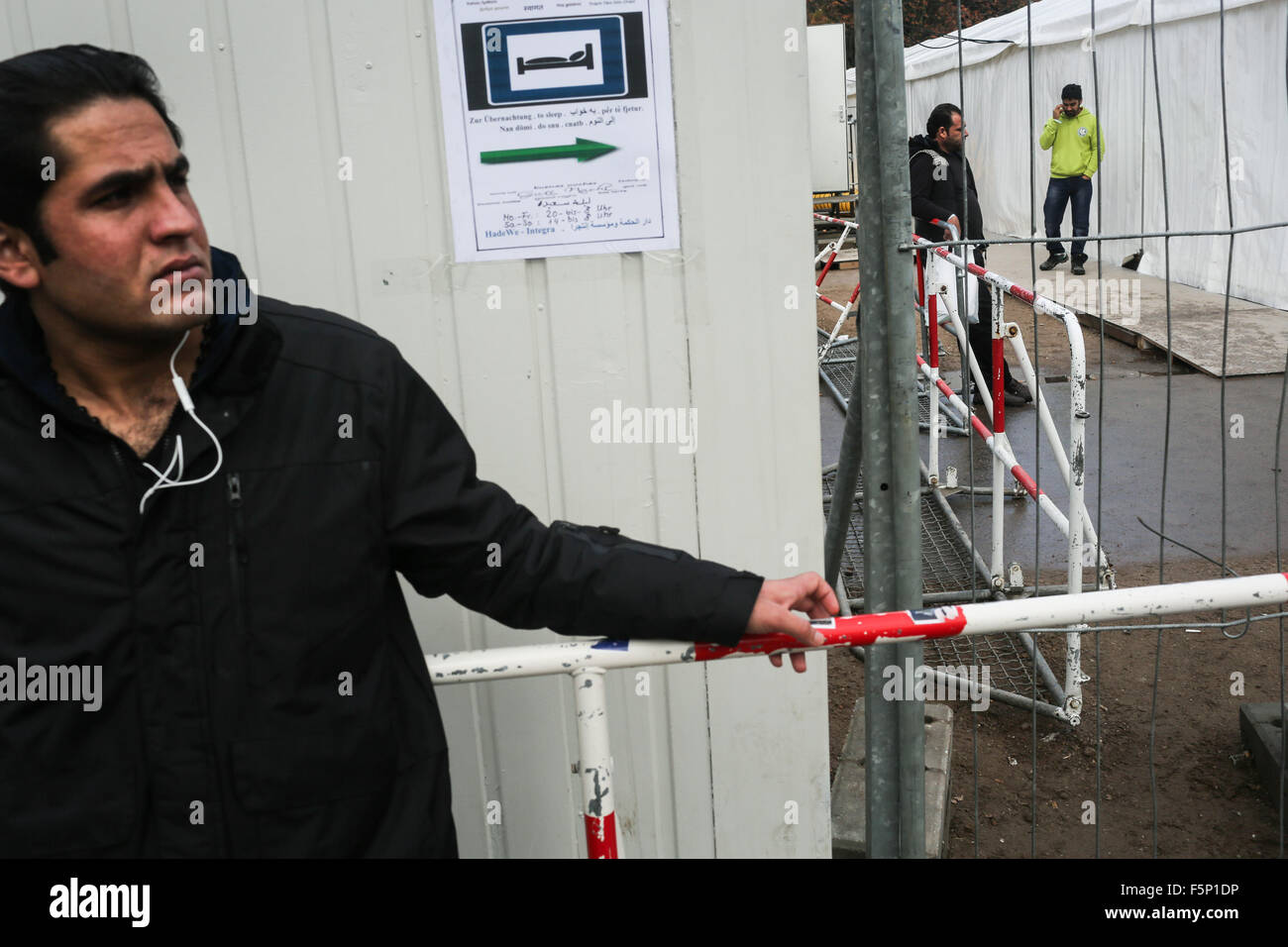 Berlin, Allemagne. Nov 7, 2015. Recueillir des peuples autochtones à l'extérieur d'une tente à l'Office d'état de la Santé et du Bien-être LaGeSo à Berlin, Allemagne, le 7 novembre 2015. Les chefs de parti de la coalition au pouvoir en Allemagne se sont mis d'accord jeudi sur l'intention de créer des centres d'enregistrement spécial pour les réfugiés en Allemagne, dans le but d'accélérer la procédure d'asile pour ceux qui ont peu de chance d'obtenir l'asile. © Zhang Fan/Xinhua/Alamy Live News Banque D'Images