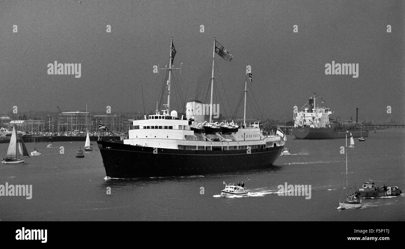 Nouvelles photos d'AJAX. 1979. PORTSMOUTH, Angleterre. - ROYAL YACHT - le yacht royal Britannia AVEC H.M.LA REINE ELIZABETH II A ENTREPRIS, QUITTE LE PORT SUR LA VOIE DE L'îles de l'Ouest. photo:JONATHAN EASTLAND/AJAX REF:79 1 Banque D'Images Nouvelles photos d'AJAX. 1979. PORTSMOUTH, Angleterre. - ROYAL YACHT - le yacht royal Britannia AVEC H.M.LA REINE ELIZABETH II A ENTREPRIS, QUITTE LE PORT SUR LA VOIE DE L'îles de l'Ouest. photo:JONATHAN EASTLAND/AJAX REF:79 1 Banque D'Images