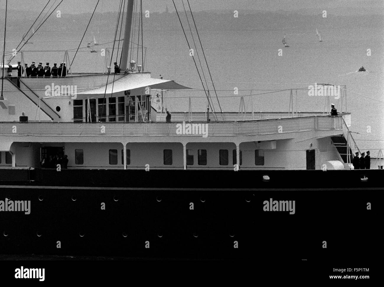 Nouvelles photos d'AJAX. 1979. PORTSMOUTH, Angleterre. - ROYAL YACHT - le yacht royal Britannia AVEC H.M.LA REINE ELIZABETH II A LANCÉ À LA FOULE AGITANT LA RIVE DU PONT SUPÉRIEUR, QUITTE LE PORT SUR LA VOIE DE L'îles de l'Ouest. photo:JONATHAN EASTLAND/AJAX REF:79 2 Banque D'Images Nouvelles photos d'AJAX. 1979. PORTSMOUTH, Angleterre. - ROYAL YACHT - le yacht royal Britannia AVEC H.M.LA REINE ELIZABETH II A LANCÉ À LA FOULE AGITANT LA RIVE DU PONT SUPÉRIEUR, QUITTE LE PORT SUR LA VOIE DE L'îles de l'Ouest. photo:JONATHAN EASTLAND/AJAX REF:79 2 Banque D'Images
