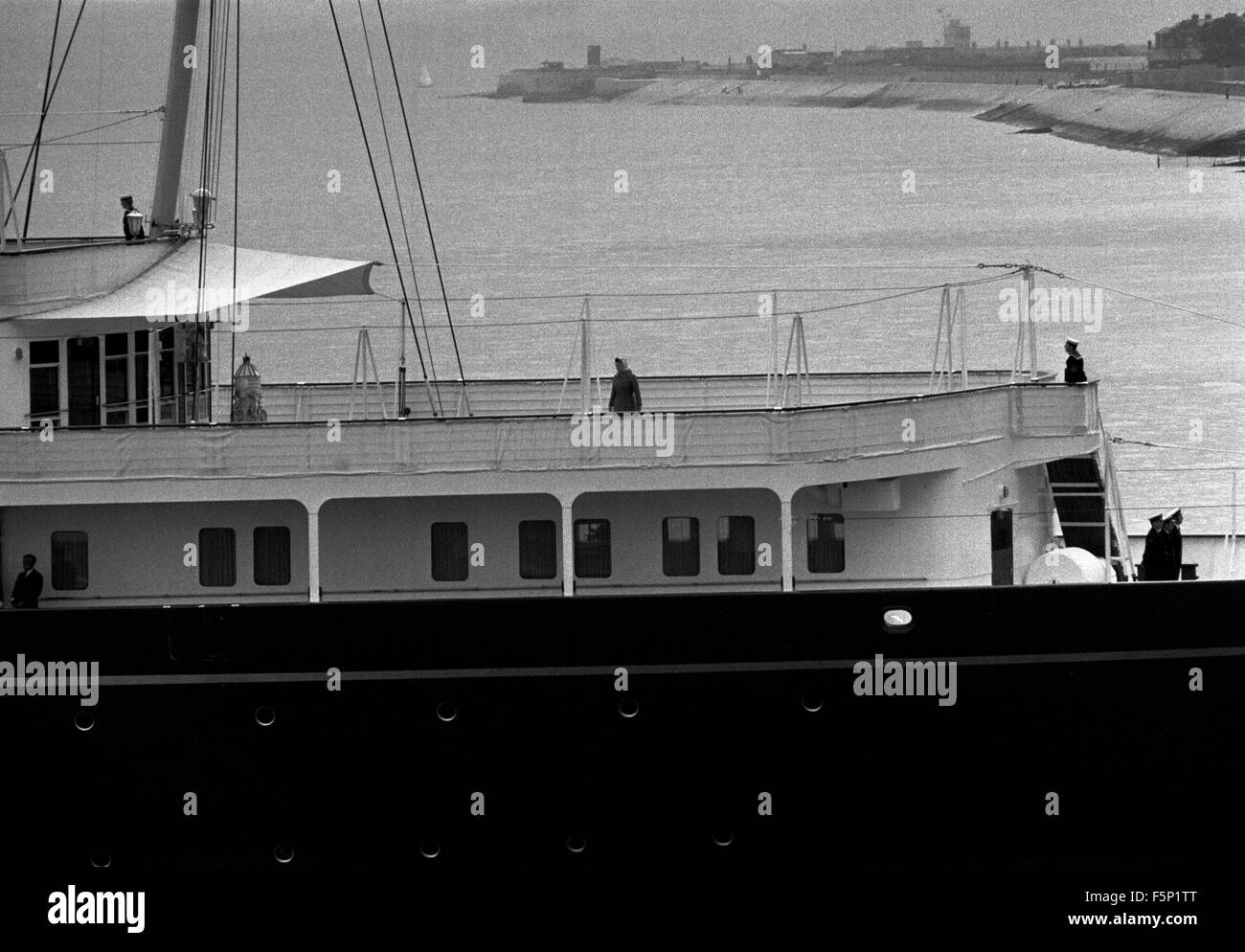 Nouvelles photos d'AJAX. 1979. PORTSMOUTH, Angleterre. - ROYAL YACHT - le yacht royal Britannia AVEC H.M.LA REINE ELIZABETH II S'EST LANCÉ SEUL SUR LE PONT SUPÉRIEUR, QUITTE LE PORT SUR LA VOIE DE L'îles de l'Ouest. photo:JONATHAN EASTLAND/AJAX REF:79 28 Banque D'Images Nouvelles photos d'AJAX. 1979. PORTSMOUTH, Angleterre. - ROYAL YACHT - le yacht royal Britannia AVEC H.M.LA REINE ELIZABETH II S'EST LANCÉ SEUL SUR LE PONT SUPÉRIEUR, QUITTE LE PORT SUR LA VOIE DE L'îles de l'Ouest. photo:JONATHAN EASTLAND/AJAX REF:79 28 Banque D'Images