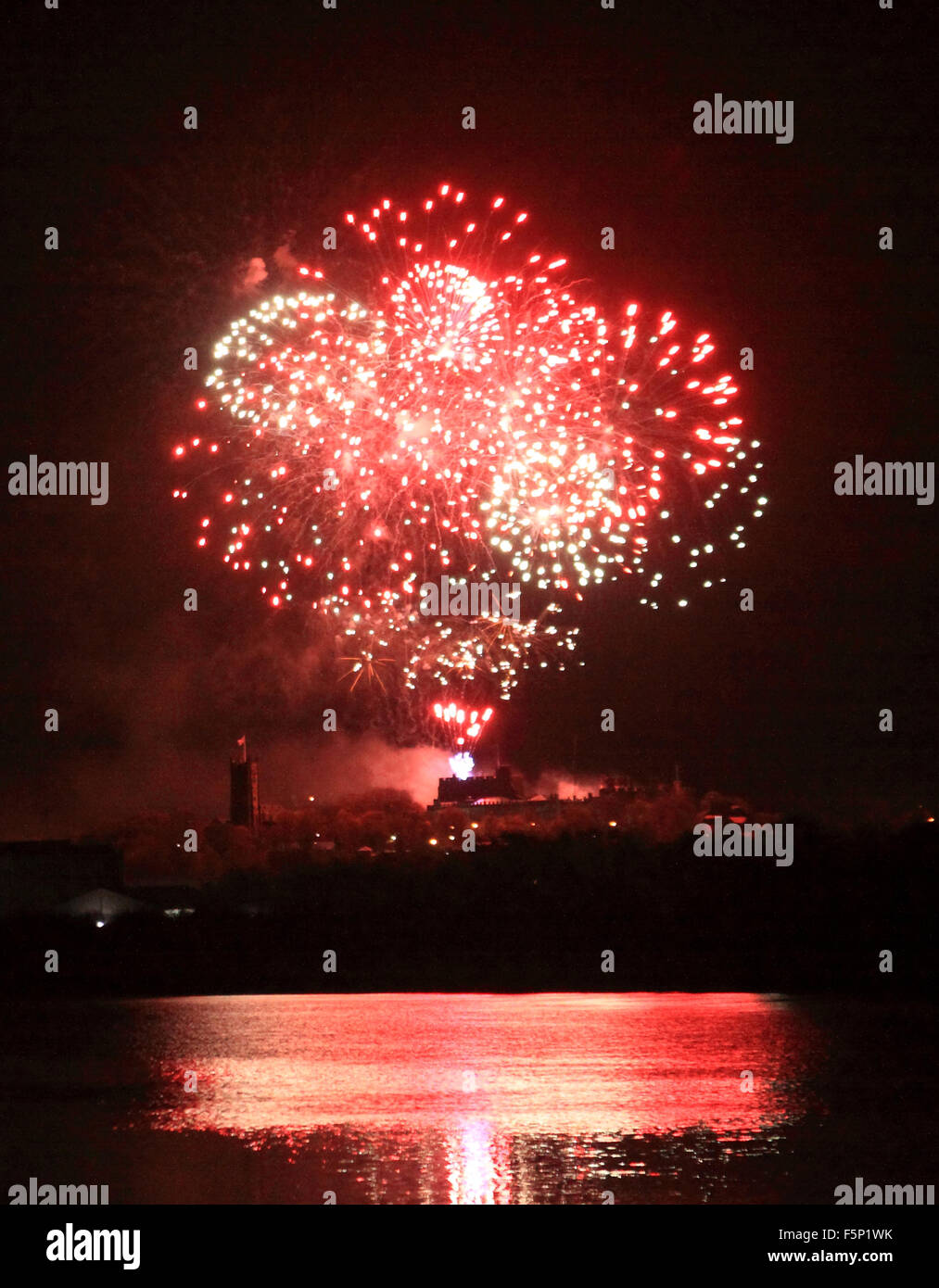 Château de Lancaster Lancaster Royaume-uni 7 Novembre 2015 à l'ensemble de la rivière Lune vers Lancaster Castle, Fireworks peut être vu sur le château une partie de la tradition britannique du feu de nuit marquant la parcelle 1605 par la direction de Guy Fawkes visant à faire exploser le parlement de maisons de la Banque D'Images