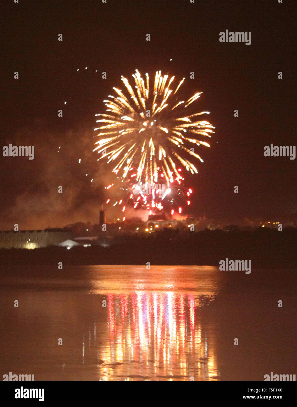 Château de Lancaster Lancaster Royaume-uni 7 Novembre 2015 à l'ensemble de la rivière Lune vers Lancaster Castle, Fireworks peut être vu sur le château une partie de la tradition britannique du feu de nuit marquant la parcelle 1605 par la direction de Guy Fawkes visant à faire exploser le parlement de maisons de la Banque D'Images