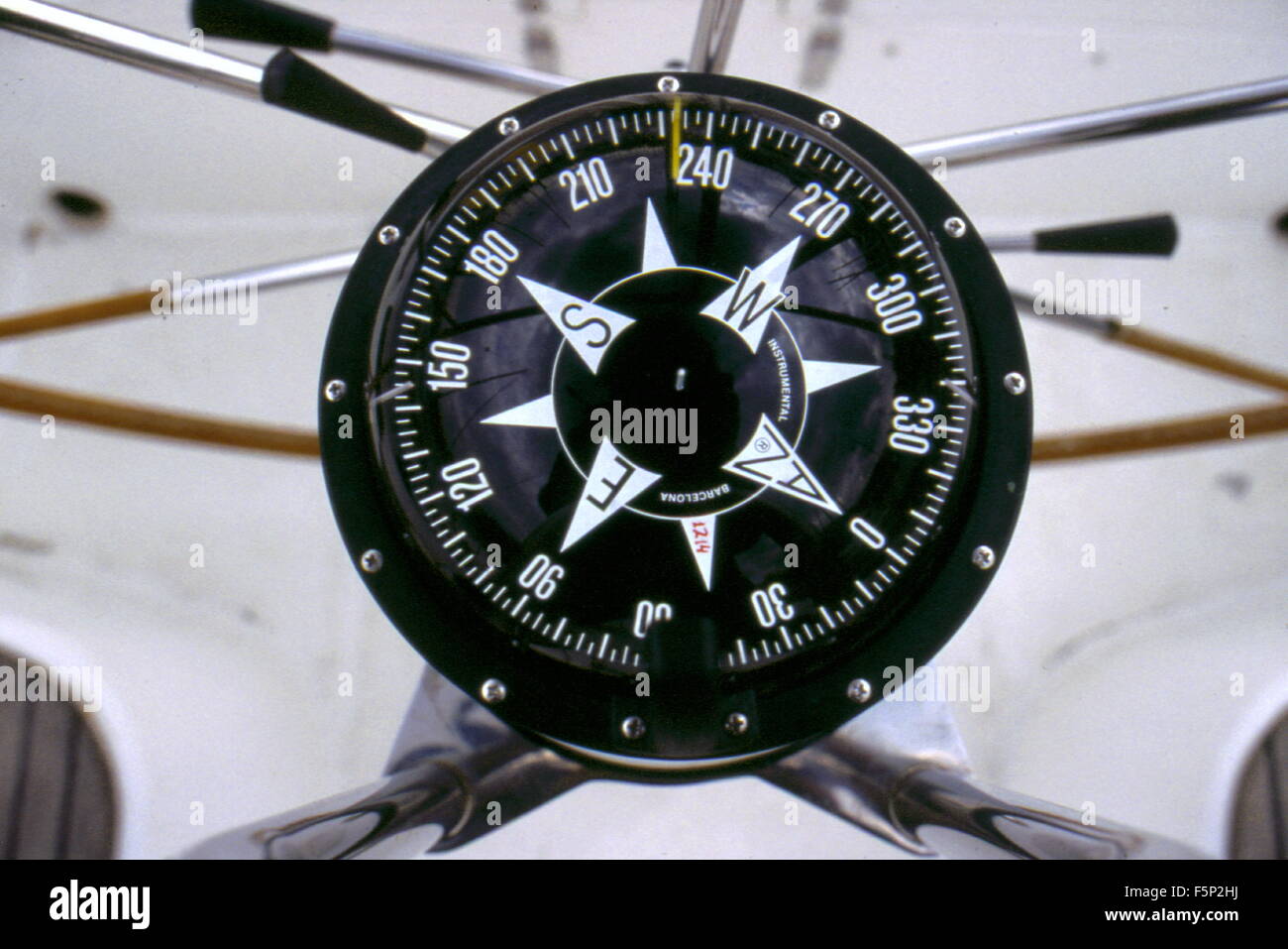 AJAXNETPHOTO. Normandie, l'Angleterre. Location - Boussole - l'équipement de navigation sur un yacht de croisière. PHOTO:JONATHAN EASTLAND/AJAX REF:890204 Banque D'Images