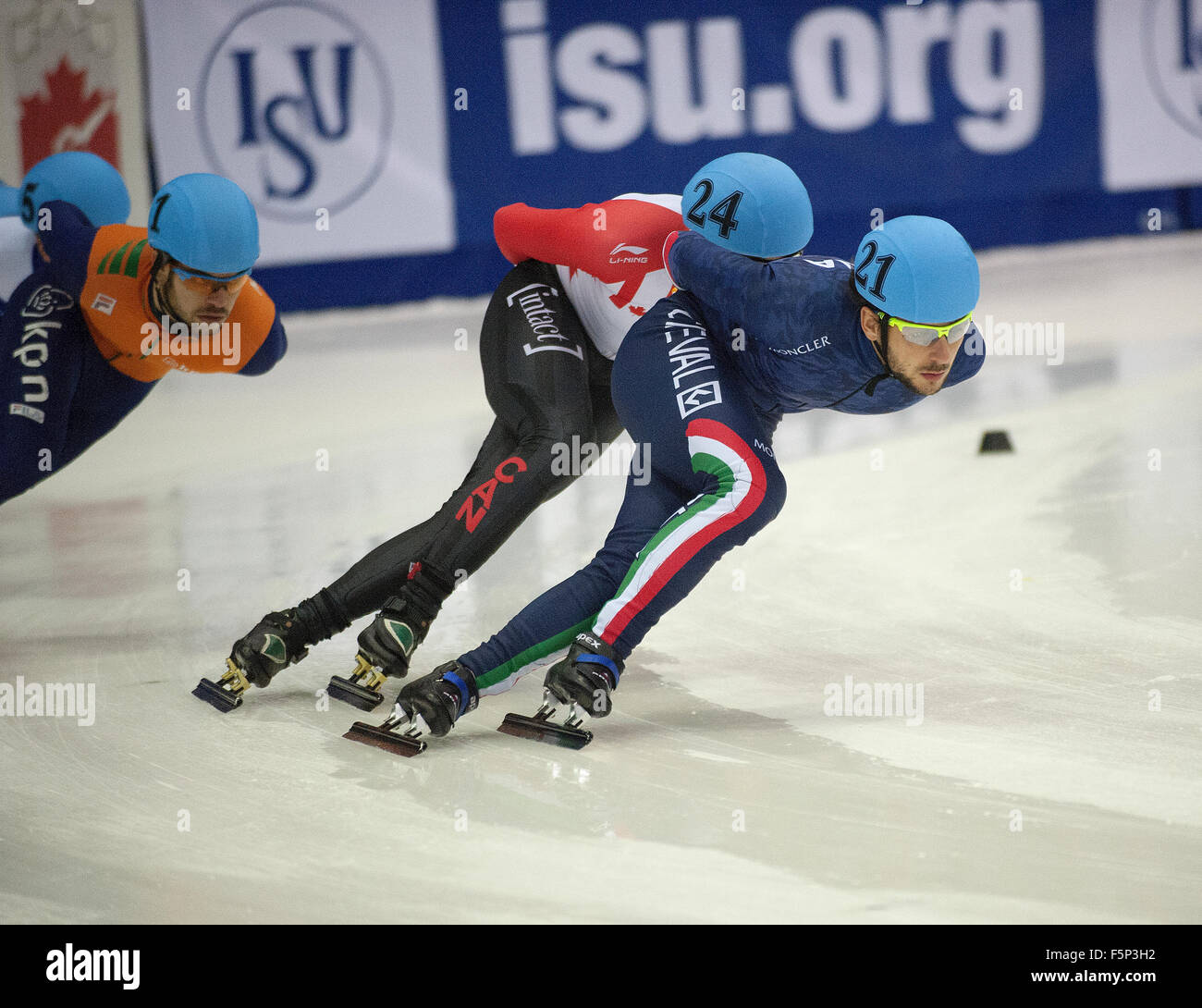 Toronto, Canada. 7 novembre 2015 : Coupe du monde ISU courte piste, Toronto - Yuri Confortola (21) (LIR) est en compétition dans l'épreuve du 1500m demi-finale. Photo : Peter Llewellyn/Alamy Live News Banque D'Images