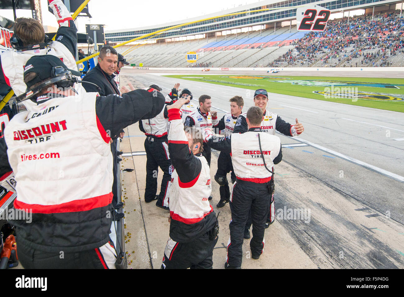 Ft. Worth, TX, USA. Nov 7, 2015. Ft. Worth, TX - Nov 07, 2015 : l'équipe de NASCAR Série Eurosport France Brad Keselowski (22) célèbre après avoir remporté le O'Reilly Auto Parts défi dans le pneu Discount Ford au Texas Motor Speedway à Ft. Worth, TX. Credit : csm/Alamy Live News Banque D'Images