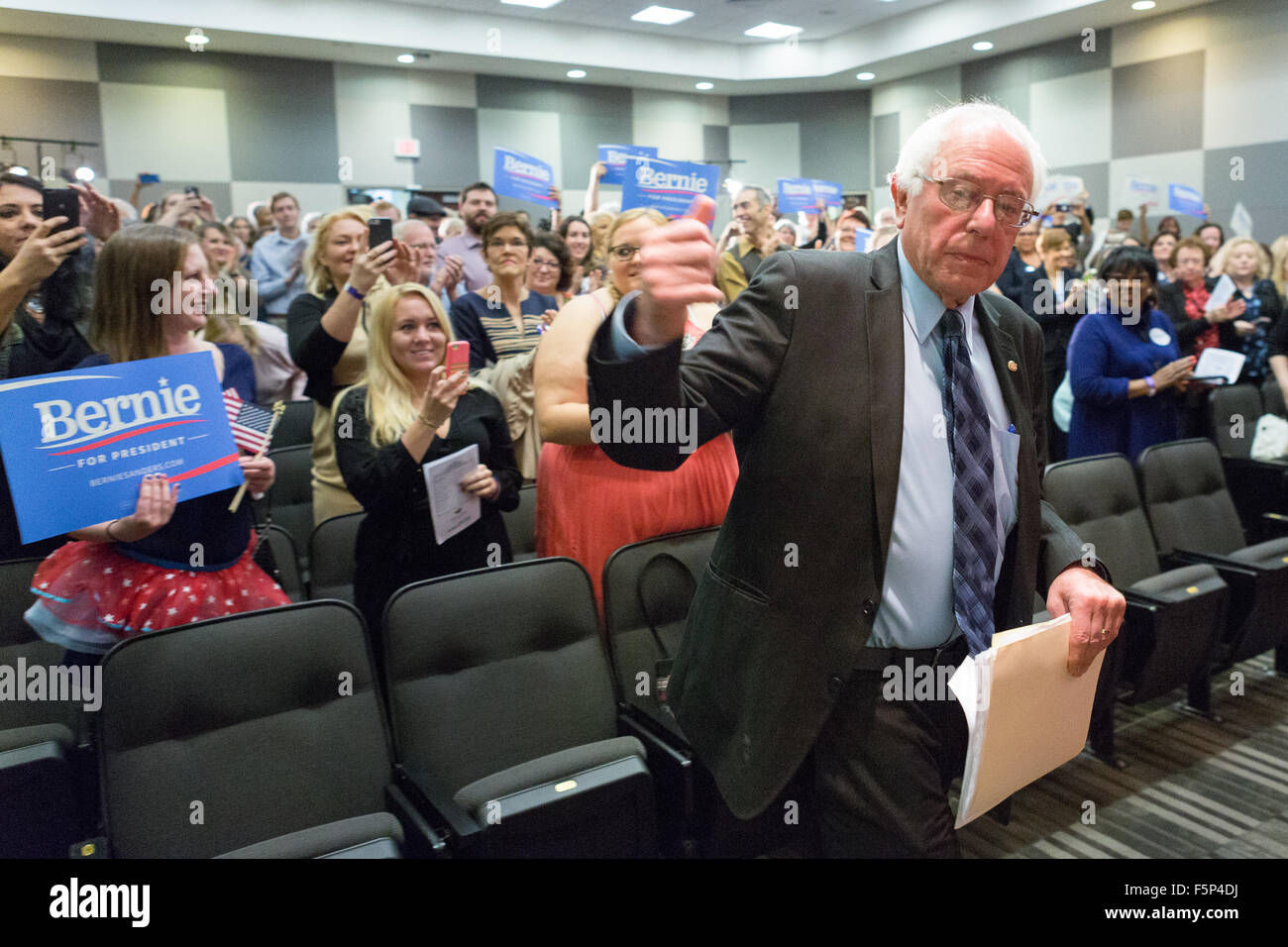 Le candidat démocrate le sénateur Bernie Sanders arrive à prendre la parole lors de la réunion régionale du Sud 2015 de la Fédération nationale des femmes démocrates à Winthrop University Novembre 7, 2015 à Rock Hill, Caroline du Sud. Banque D'Images Le candidat démocrate le sénateur Bernie Sanders arrive à prendre la parole lors de la réunion régionale du Sud 2015 de la Fédération nationale des femmes démocrates à Winthrop University Novembre 7, 2015 à Rock Hill, Caroline du Sud. Banque D'Images