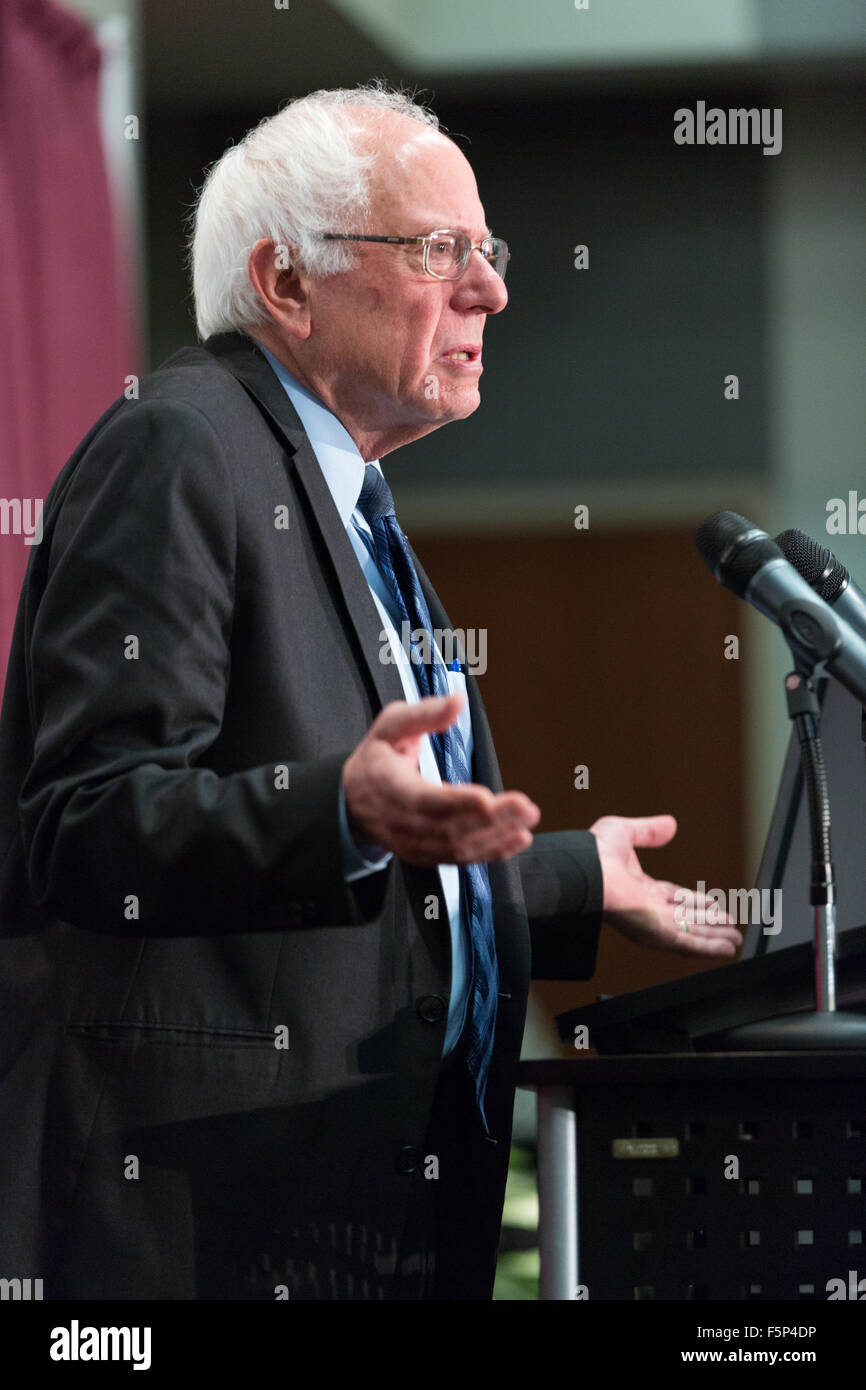 Le candidat démocrate le sénateur Bernie Sanders aborde la 2015 réunion régionale sud de la Fédération nationale des femmes démocrates à Winthrop University Novembre 7, 2015 à Rock Hill, Caroline du Sud. Banque D'Images Le candidat démocrate le sénateur Bernie Sanders aborde la 2015 réunion régionale sud de la Fédération nationale des femmes démocrates à Winthrop University Novembre 7, 2015 à Rock Hill, Caroline du Sud. Banque D'Images