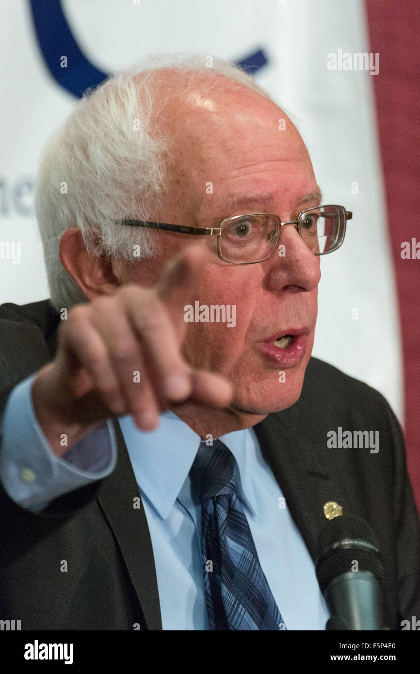 Le candidat démocrate le sénateur Bernie Sanders aborde la 2015 réunion régionale sud de la Fédération nationale des femmes démocrates à Winthrop University Novembre 7, 2015 à Rock Hill, Caroline du Sud. Banque D'Images Le candidat démocrate le sénateur Bernie Sanders aborde la 2015 réunion régionale sud de la Fédération nationale des femmes démocrates à Winthrop University Novembre 7, 2015 à Rock Hill, Caroline du Sud. Banque D'Images