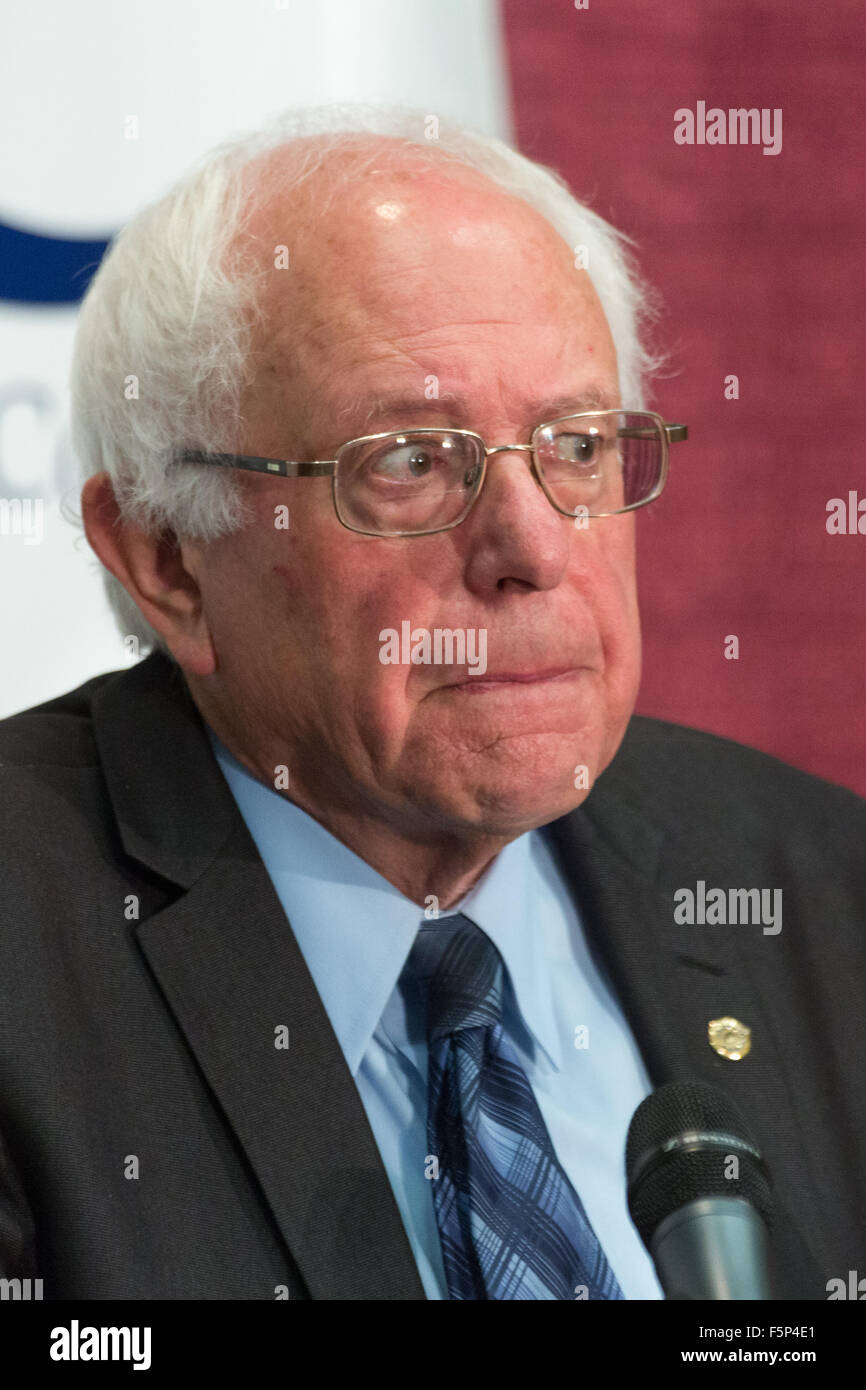 Le candidat démocrate le sénateur Bernie Sanders aborde la 2015 réunion régionale sud de la Fédération nationale des femmes démocrates à Winthrop University Novembre 7, 2015 à Rock Hill, Caroline du Sud. Banque D'Images Le candidat démocrate le sénateur Bernie Sanders aborde la 2015 réunion régionale sud de la Fédération nationale des femmes démocrates à Winthrop University Novembre 7, 2015 à Rock Hill, Caroline du Sud. Banque D'Images