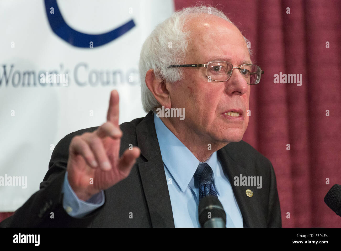 Le candidat démocrate le sénateur Bernie Sanders aborde la 2015 réunion régionale sud de la Fédération nationale des femmes démocrates à Winthrop University Novembre 7, 2015 à Rock Hill, Caroline du Sud. Banque D'Images Le candidat démocrate le sénateur Bernie Sanders aborde la 2015 réunion régionale sud de la Fédération nationale des femmes démocrates à Winthrop University Novembre 7, 2015 à Rock Hill, Caroline du Sud. Banque D'Images