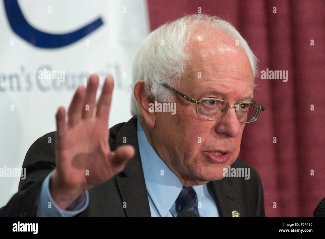 Le candidat démocrate le sénateur Bernie Sanders aborde la 2015 réunion régionale sud de la Fédération nationale des femmes démocrates à Winthrop University Novembre 7, 2015 à Rock Hill, Caroline du Sud. Banque D'Images Le candidat démocrate le sénateur Bernie Sanders aborde la 2015 réunion régionale sud de la Fédération nationale des femmes démocrates à Winthrop University Novembre 7, 2015 à Rock Hill, Caroline du Sud. Banque D'Images