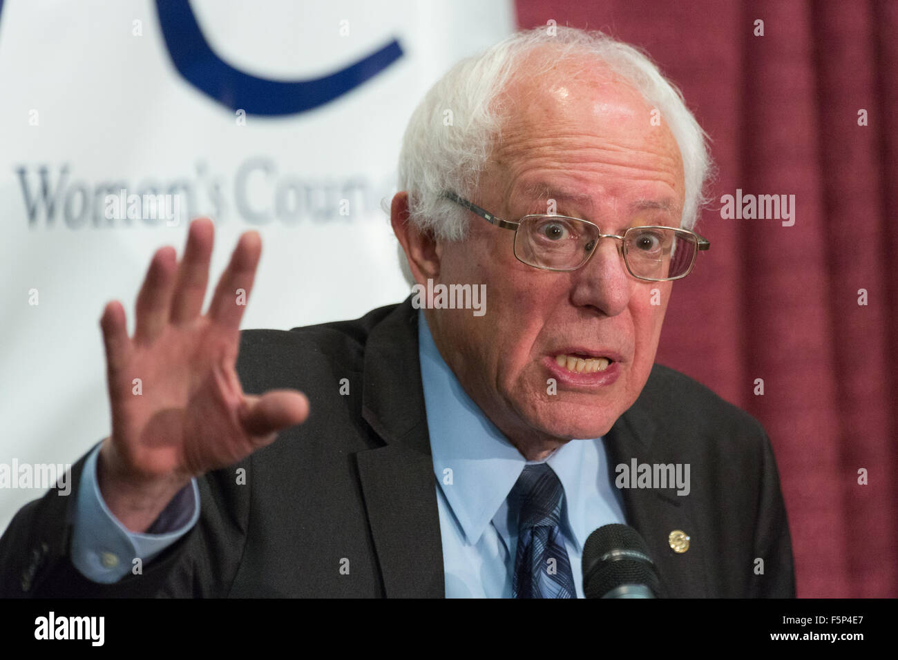 Le candidat démocrate le sénateur Bernie Sanders aborde la 2015 réunion régionale sud de la Fédération nationale des femmes démocrates à Winthrop University Novembre 7, 2015 à Rock Hill, Caroline du Sud. Banque D'Images Le candidat démocrate le sénateur Bernie Sanders aborde la 2015 réunion régionale sud de la Fédération nationale des femmes démocrates à Winthrop University Novembre 7, 2015 à Rock Hill, Caroline du Sud. Banque D'Images