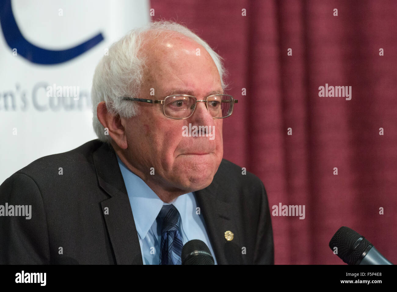 Le candidat démocrate le sénateur Bernie Sanders aborde la 2015 réunion régionale sud de la Fédération nationale des femmes démocrates à Winthrop University Novembre 7, 2015 à Rock Hill, Caroline du Sud. Banque D'Images Le candidat démocrate le sénateur Bernie Sanders aborde la 2015 réunion régionale sud de la Fédération nationale des femmes démocrates à Winthrop University Novembre 7, 2015 à Rock Hill, Caroline du Sud. Banque D'Images
