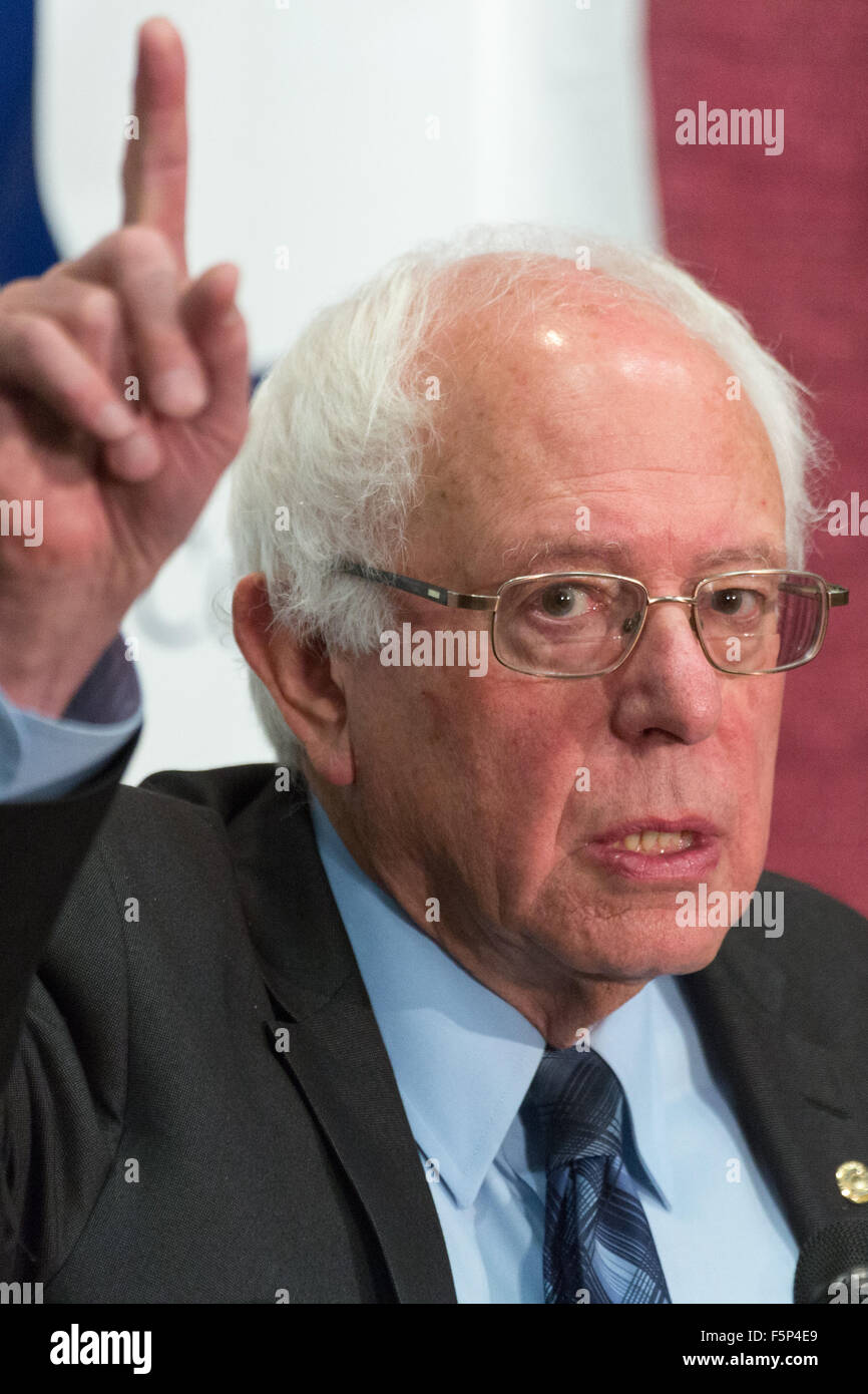 Le candidat démocrate le sénateur Bernie Sanders aborde la 2015 réunion régionale sud de la Fédération nationale des femmes démocrates à Winthrop University Novembre 7, 2015 à Rock Hill, Caroline du Sud. Banque D'Images Le candidat démocrate le sénateur Bernie Sanders aborde la 2015 réunion régionale sud de la Fédération nationale des femmes démocrates à Winthrop University Novembre 7, 2015 à Rock Hill, Caroline du Sud. Banque D'Images