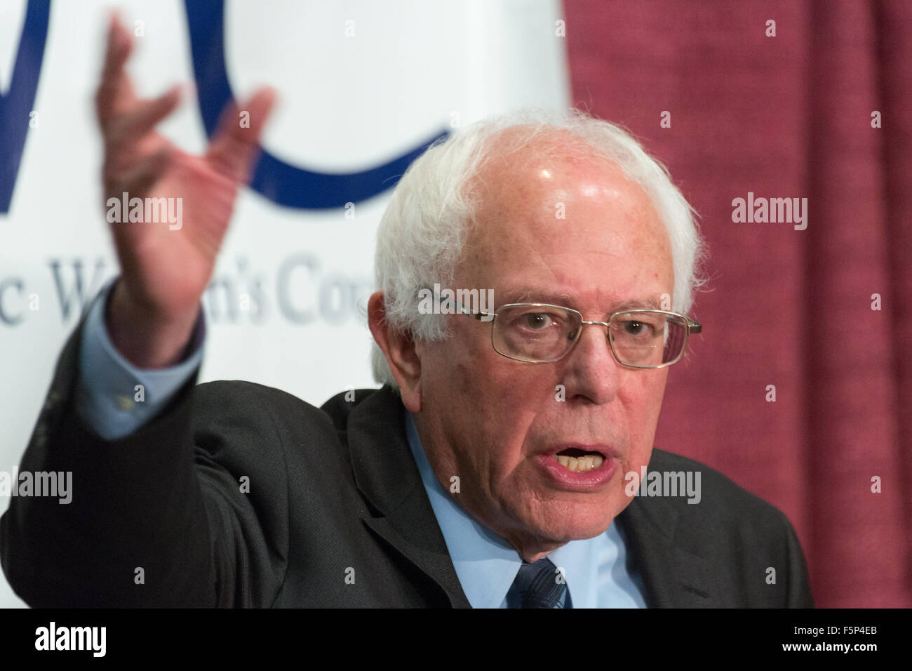 Le candidat démocrate le sénateur Bernie Sanders aborde la 2015 réunion régionale sud de la Fédération nationale des femmes démocrates à Winthrop University Novembre 7, 2015 à Rock Hill, Caroline du Sud. Banque D'Images Le candidat démocrate le sénateur Bernie Sanders aborde la 2015 réunion régionale sud de la Fédération nationale des femmes démocrates à Winthrop University Novembre 7, 2015 à Rock Hill, Caroline du Sud. Banque D'Images