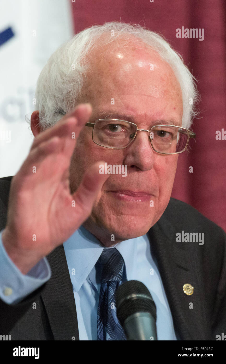 Le candidat démocrate le sénateur Bernie Sanders aborde la 2015 réunion régionale sud de la Fédération nationale des femmes démocrates à Winthrop University Novembre 7, 2015 à Rock Hill, Caroline du Sud. Banque D'Images Le candidat démocrate le sénateur Bernie Sanders aborde la 2015 réunion régionale sud de la Fédération nationale des femmes démocrates à Winthrop University Novembre 7, 2015 à Rock Hill, Caroline du Sud. Banque D'Images