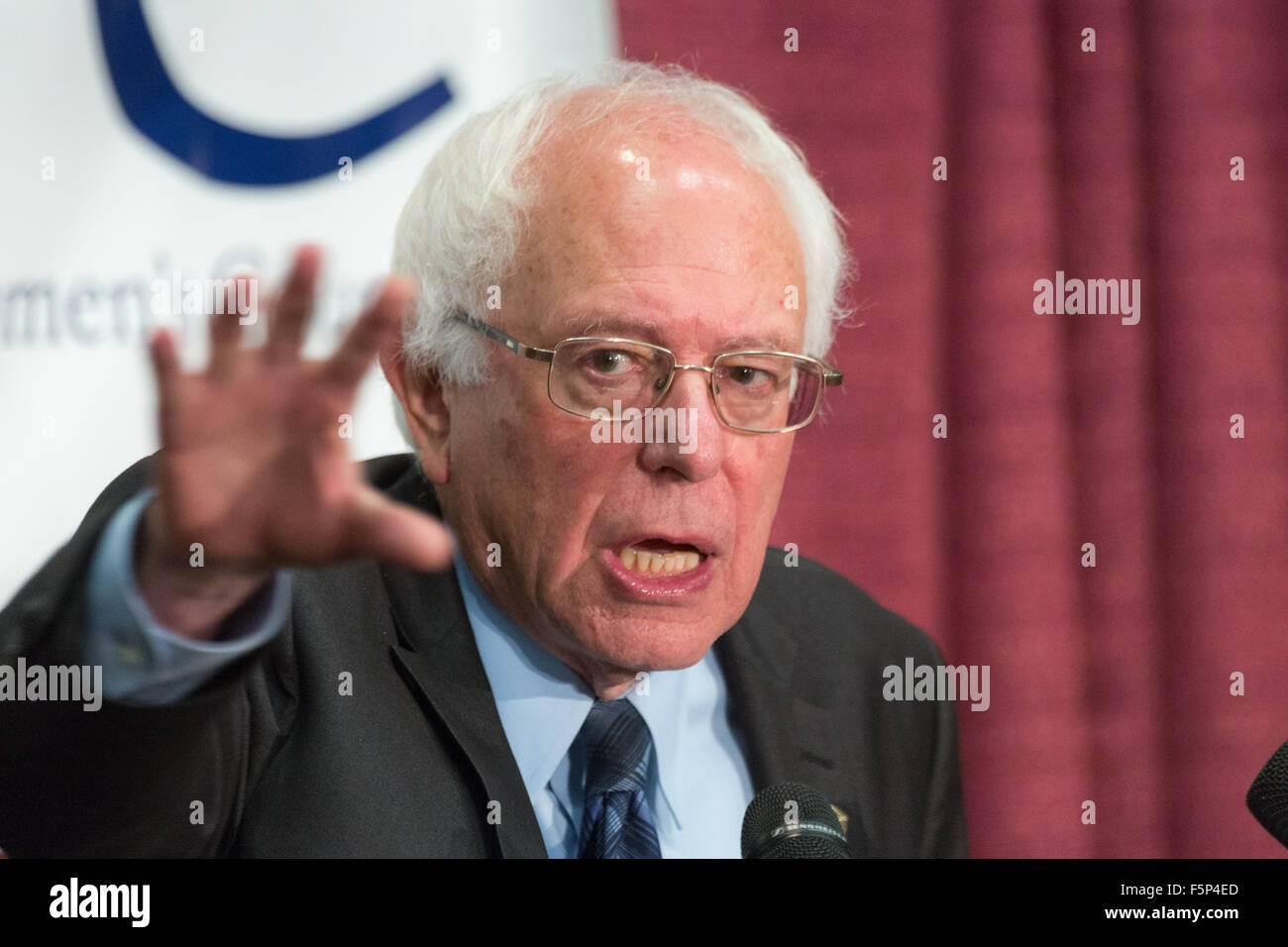 Le candidat démocrate le sénateur Bernie Sanders aborde la 2015 réunion régionale sud de la Fédération nationale des femmes démocrates à Winthrop University Novembre 7, 2015 à Rock Hill, Caroline du Sud. Banque D'Images Le candidat démocrate le sénateur Bernie Sanders aborde la 2015 réunion régionale sud de la Fédération nationale des femmes démocrates à Winthrop University Novembre 7, 2015 à Rock Hill, Caroline du Sud. Banque D'Images