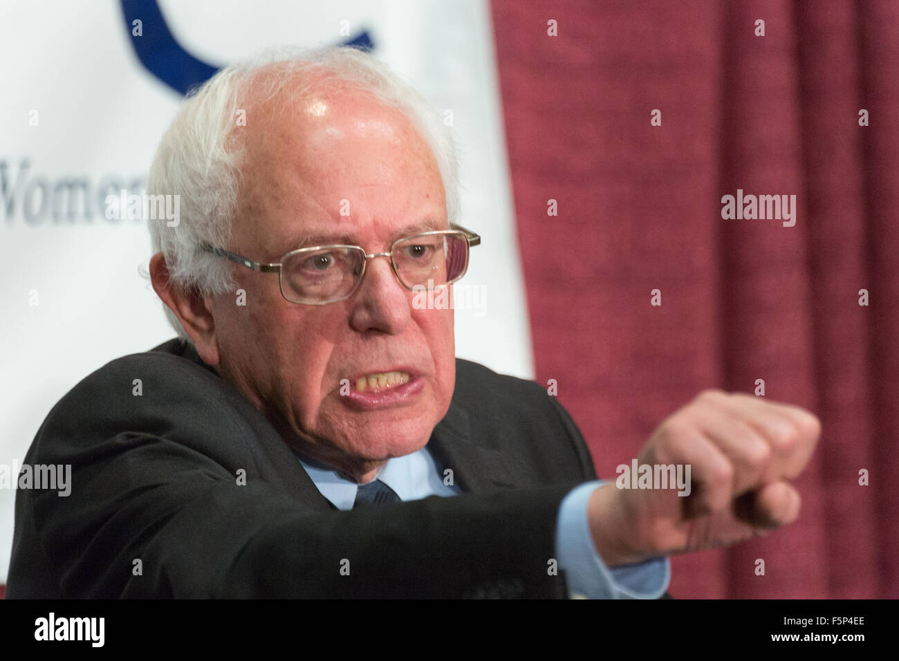 Le candidat démocrate le sénateur Bernie Sanders aborde la 2015 réunion régionale sud de la Fédération nationale des femmes démocrates à Winthrop University Novembre 7, 2015 à Rock Hill, Caroline du Sud. Banque D'Images Le candidat démocrate le sénateur Bernie Sanders aborde la 2015 réunion régionale sud de la Fédération nationale des femmes démocrates à Winthrop University Novembre 7, 2015 à Rock Hill, Caroline du Sud. Banque D'Images