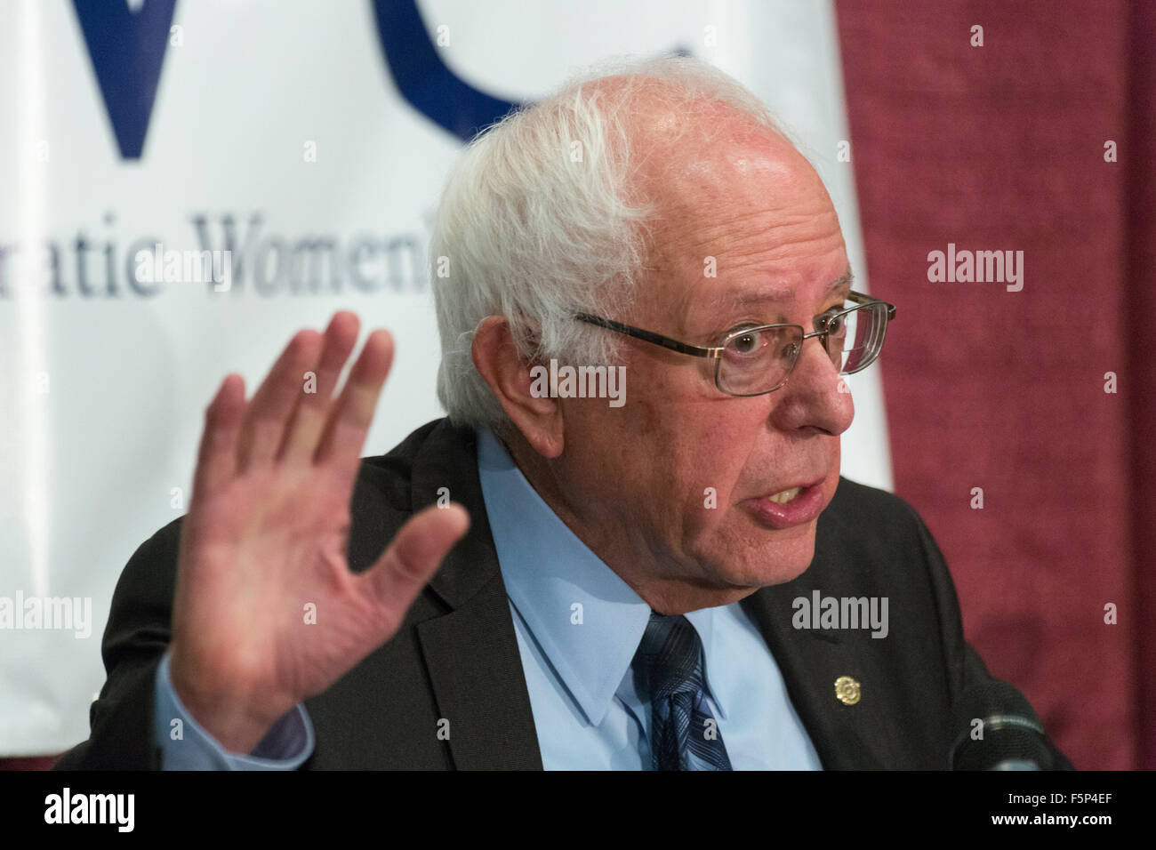 Le candidat démocrate le sénateur Bernie Sanders aborde la 2015 réunion régionale sud de la Fédération nationale des femmes démocrates à Winthrop University Novembre 7, 2015 à Rock Hill, Caroline du Sud. Banque D'Images Le candidat démocrate le sénateur Bernie Sanders aborde la 2015 réunion régionale sud de la Fédération nationale des femmes démocrates à Winthrop University Novembre 7, 2015 à Rock Hill, Caroline du Sud. Banque D'Images