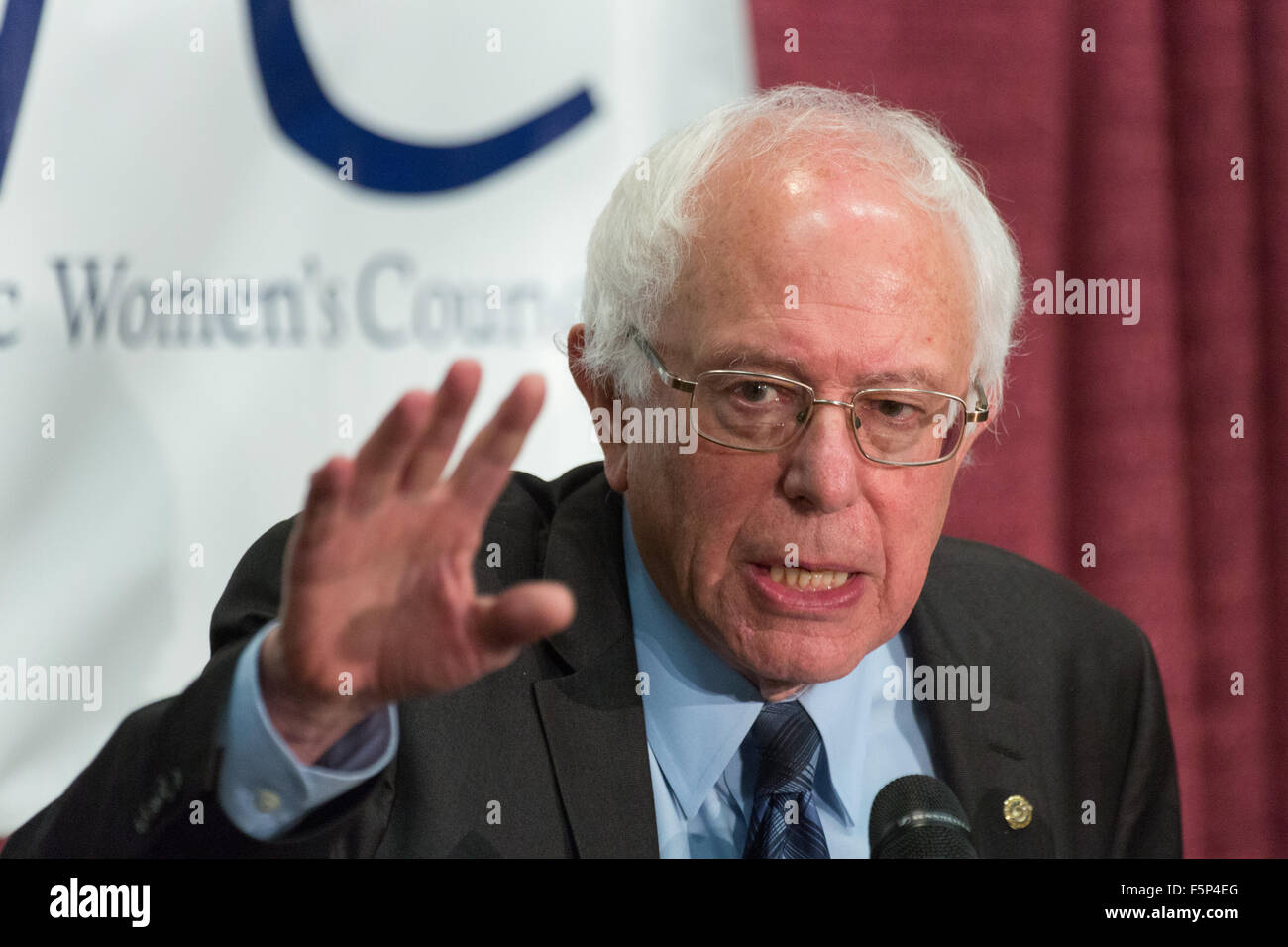 Le candidat démocrate le sénateur Bernie Sanders aborde la 2015 réunion régionale sud de la Fédération nationale des femmes démocrates à Winthrop University Novembre 7, 2015 à Rock Hill, Caroline du Sud. Banque D'Images Le candidat démocrate le sénateur Bernie Sanders aborde la 2015 réunion régionale sud de la Fédération nationale des femmes démocrates à Winthrop University Novembre 7, 2015 à Rock Hill, Caroline du Sud. Banque D'Images