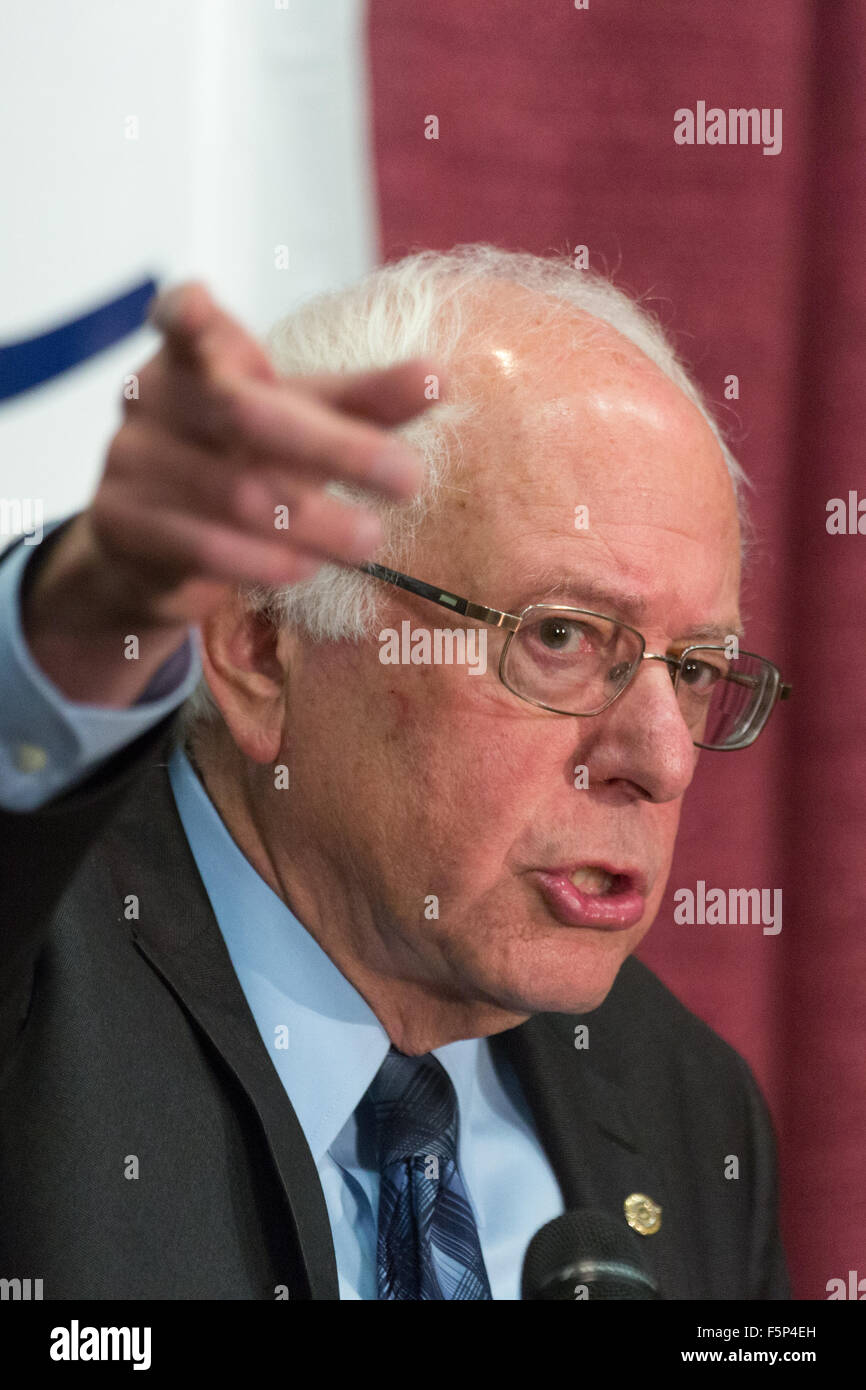 Le candidat démocrate le sénateur Bernie Sanders aborde la 2015 réunion régionale sud de la Fédération nationale des femmes démocrates à Winthrop University Novembre 7, 2015 à Rock Hill, Caroline du Sud. Banque D'Images Le candidat démocrate le sénateur Bernie Sanders aborde la 2015 réunion régionale sud de la Fédération nationale des femmes démocrates à Winthrop University Novembre 7, 2015 à Rock Hill, Caroline du Sud. Banque D'Images