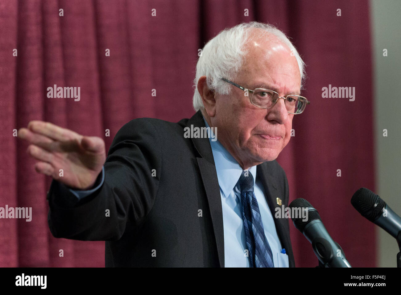 Le candidat démocrate le sénateur Bernie Sanders aborde la 2015 réunion régionale sud de la Fédération nationale des femmes démocrates à Winthrop University Novembre 7, 2015 à Rock Hill, Caroline du Sud. Banque D'Images Le candidat démocrate le sénateur Bernie Sanders aborde la 2015 réunion régionale sud de la Fédération nationale des femmes démocrates à Winthrop University Novembre 7, 2015 à Rock Hill, Caroline du Sud. Banque D'Images