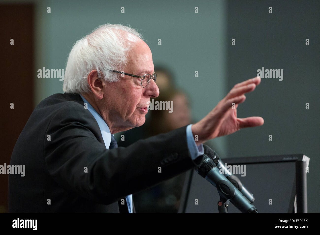 Le candidat démocrate le sénateur Bernie Sanders aborde la 2015 réunion régionale sud de la Fédération nationale des femmes démocrates à Winthrop University Novembre 7, 2015 à Rock Hill, Caroline du Sud. Banque D'Images Le candidat démocrate le sénateur Bernie Sanders aborde la 2015 réunion régionale sud de la Fédération nationale des femmes démocrates à Winthrop University Novembre 7, 2015 à Rock Hill, Caroline du Sud. Banque D'Images