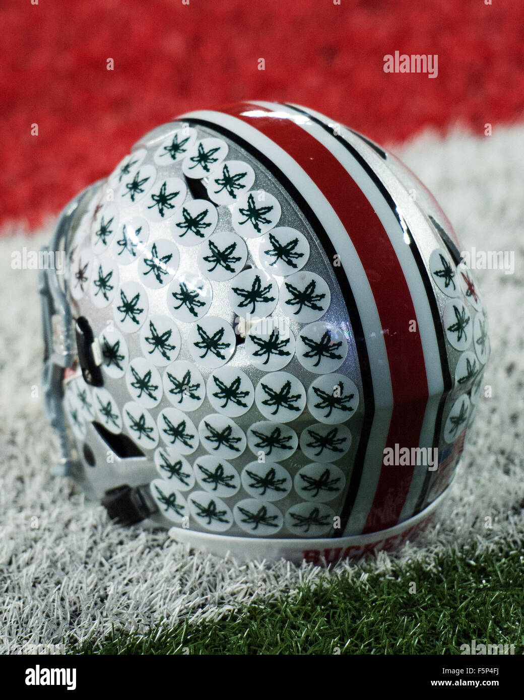 Columbus, Ohio, USA. Nov 7, 2015. Un casque de l'état de l'Ohio se trouve sur le terrain avant un match de saison régulière entre l'Ohio State Buckeyes et les Minnesota Golden Gophers à Columbus, Ohio. Brent Clark/CSM/Alamy Live News Banque D'Images